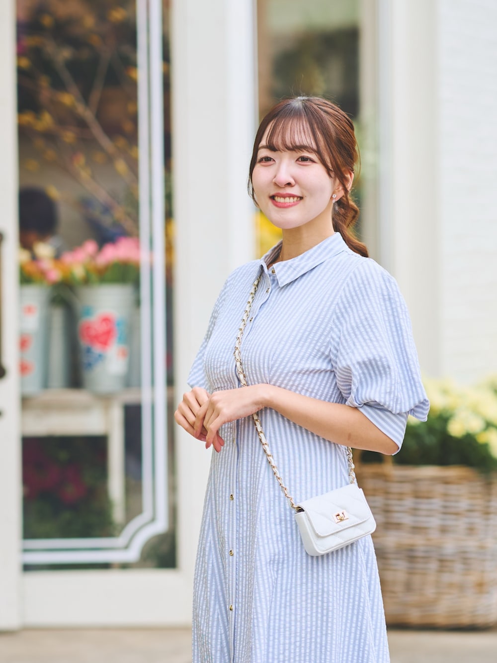 ブルー系のワンピースを着用したレディースの冬コーディネートの4枚目の写真