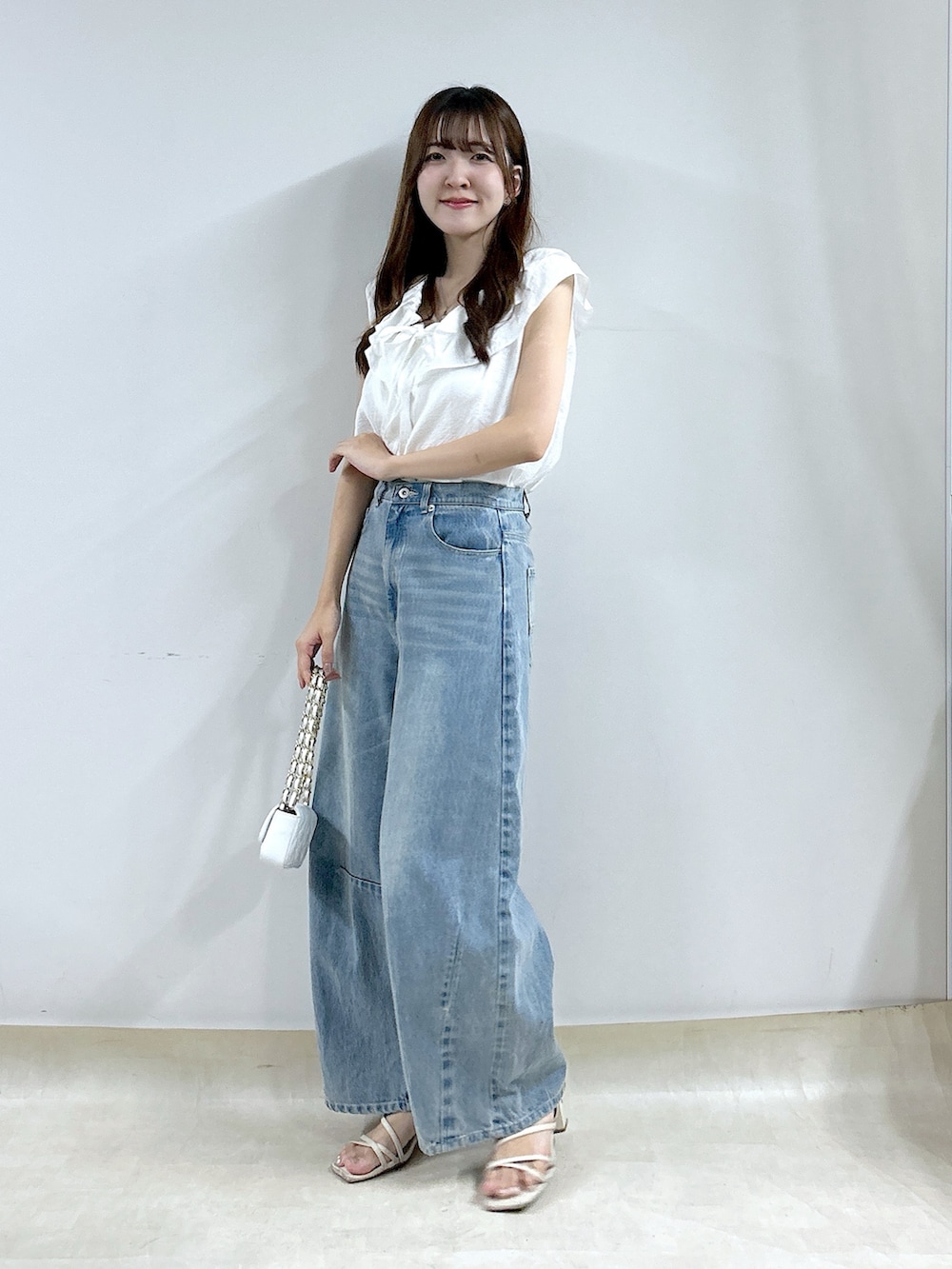 「デニム、デニムパンツ、デニムコーデ、ブラウス、骨格ウェーブ、フリル、オトナカワイイ、楽チンコーデ、夏ファッション、春夏コーデ、おでかけ服」｜「La boutique BonBonの【最強愛され】ギャザーフリルリボンノースリブラウス（シャツ/ブラウス、ホワイト系）」を使った、Sanaさん（骨格ウェーブ・レディース・163cm）の夏コーディネートの2枚目の写真