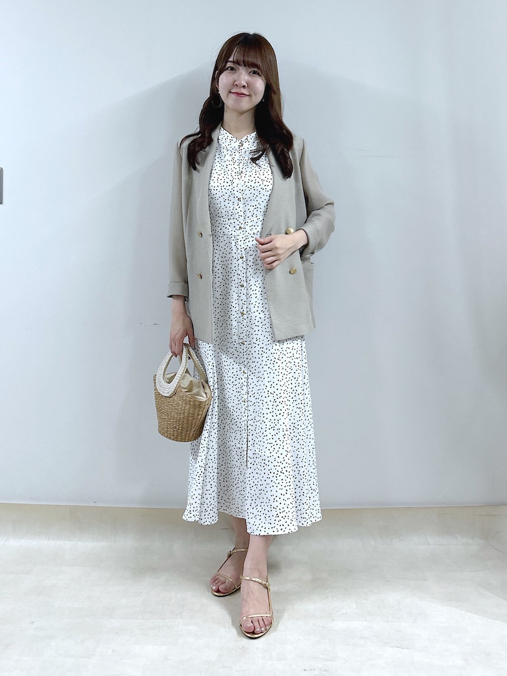 「ワンピース、ワンピーススタイル、ジャケットコーデ、ジャケット、メッシュジャケット、羽織り、アウター、骨格ウェーブ、夏、キレイめコーデ、春服コーデ、オトナ女子、オトナカワイイ、大人ファッション、きれいめコーデ」｜「La boutique BonBonの【人気スタッフmiki監修】メッシュメタルボタンライトジャケット（テーラードジャケット、ベージュ系）」を使った、Sanaさん（骨格ウェーブ・レディース・163cm）の春コーディネートの2枚目の写真