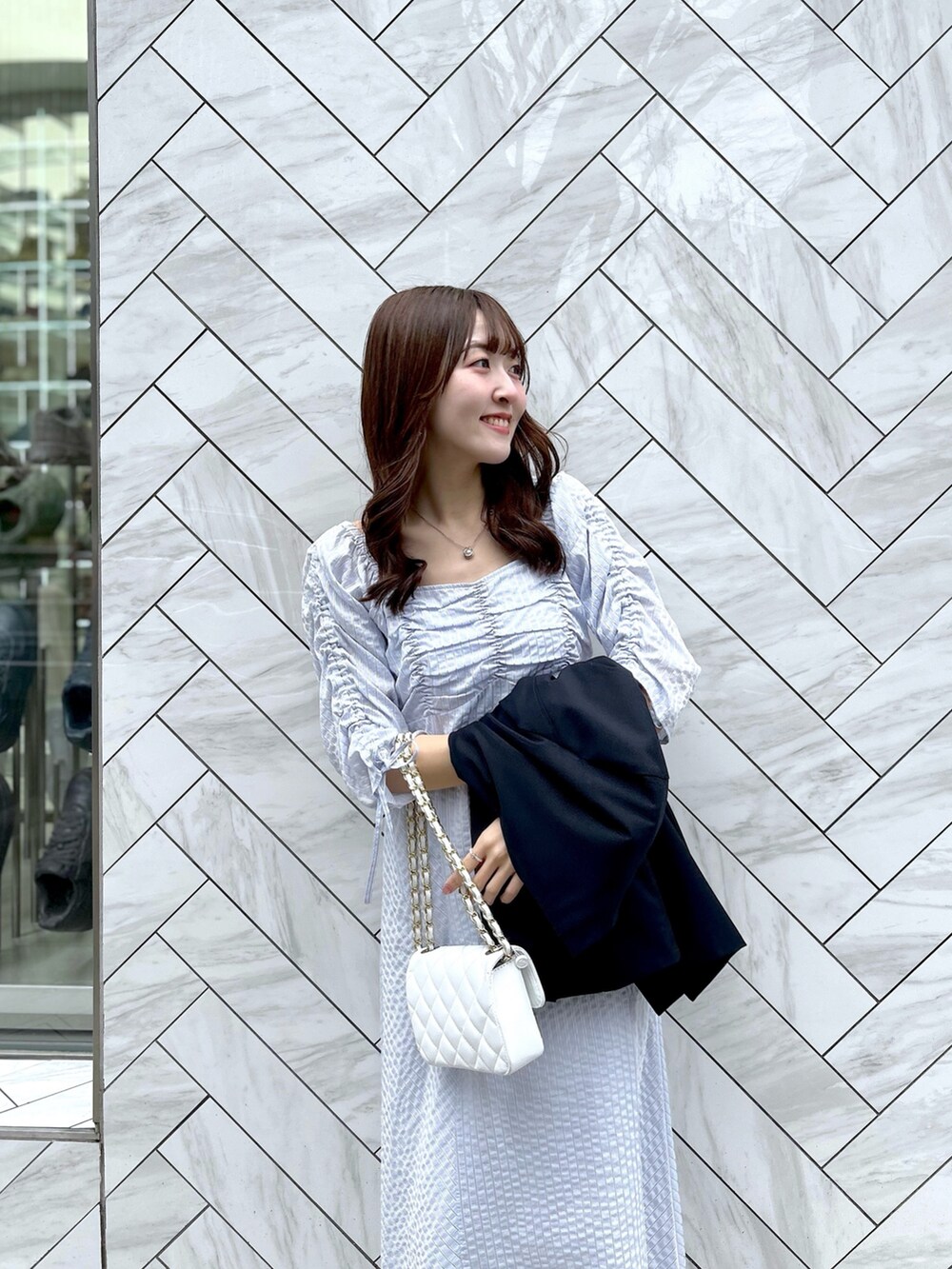 「春コーデ、大人かわいい、きれいめカジュアル、オトナカワイイ、休日、おでかけコーデ、おしゃれさんと繋がりたい、いいね、save、フォローお願いします🤑、ストライプ、ワンピース、ワンピーススタイル、骨格ウェーブ、ジャケット、ブルー、春」｜「La boutique BonBonの【最強モテワンピ】ストライプドロストスリーブワンピース（ワンピース、ブルー系）」を使った、Sanaさん（骨格ウェーブ・レディース・163cm）の春コーディネートの4枚目の写真