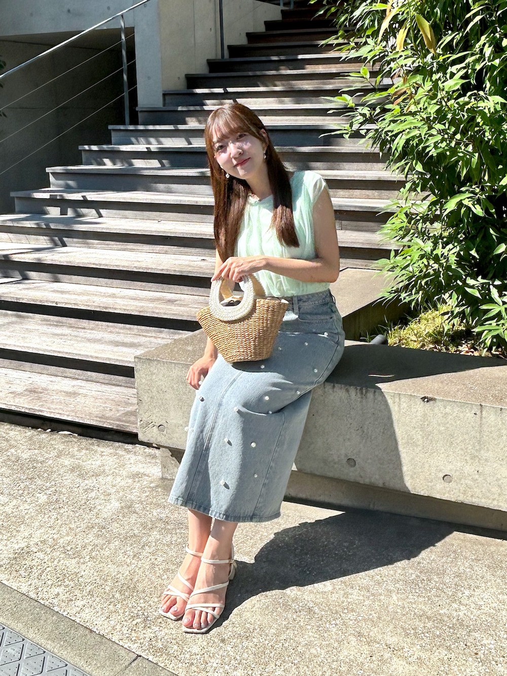 「グリーン、グリーンコーデ、デニムスカート、デニムスカート 、デニム、パール、163、163cm、骨格ウェーブ、ブルベ夏、夏ルックで気分アップ、テーマパークコーデ、お洒落さんとつながりたい、ラクチンコーデ」｜「La boutique BonBonの【さらっと着映え】チュールレイヤードカットソー（Tシャツ/カットソー、グリーン系）」を使った、Sanaさん（骨格ウェーブ・レディース・163cm）の夏コーディネートの4枚目の写真