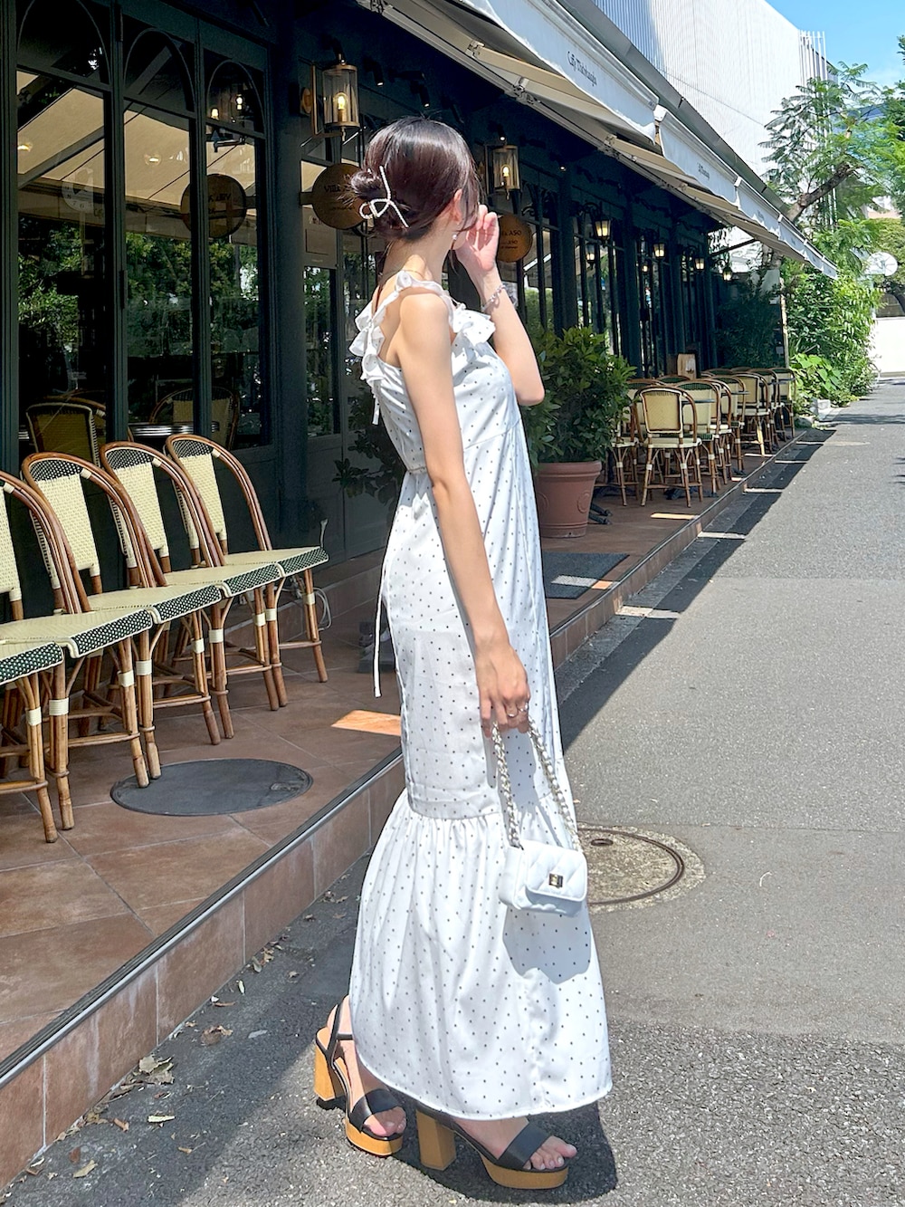 「夏コーデ、ワンピース、推し活、映えコーデ、夏服、オトナ女子、オトナカワイイ、骨格ウェーブ、ブルベ夏、ラブティックボンボン、la boutique bonbon、お洒落さんとつながりたい、高身長女子、デートコーデ、大人ガーリー」｜「La boutique BonBonの【miki監修・3サイズ展開】ドットプリントフリルトリムマーメイドワンピース（ワンピース、ホワイト系）」を使った、Sanaさん（骨格ウェーブ・レディース・163cm）の夏コーディネートの2枚目の写真