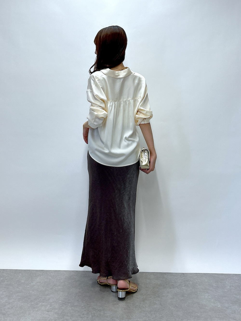 「サテンシャツ、シャツ、シャツスタイル、サテンスカート、大人コーデ、お出かけコーデ、キレイめ、休日スタイル、キレイめコーデ、大人かわいい、お洒落さんとつながりたい」｜「La boutique BonBonの【美人見えシャツ】ライトサテンシャツ（シャツ/ブラウス、ホワイト系）」を使った、Sanaさん（骨格ウェーブ・レディース・163cm）の夏コーディネートの3枚目の写真