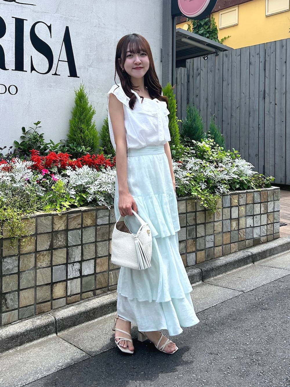 「ブラウス、フリル、ホワイト、骨格ウェーブ、アパレルスタッフ、着回しコーデ、オトナカジュアル、オトナカワイイ、夏、夏服コーデ、楽チンコーデ、キレイめコーデ、きれいめコーディネート、高身長女子、オフショル」｜「La boutique BonBonの【最強愛され】ギャザーフリルリボンノースリブラウス（シャツ/ブラウス、ホワイト系）」を使った、Sanaさん（骨格ウェーブ・レディース・163cm）の春コーディネートの5枚目の写真