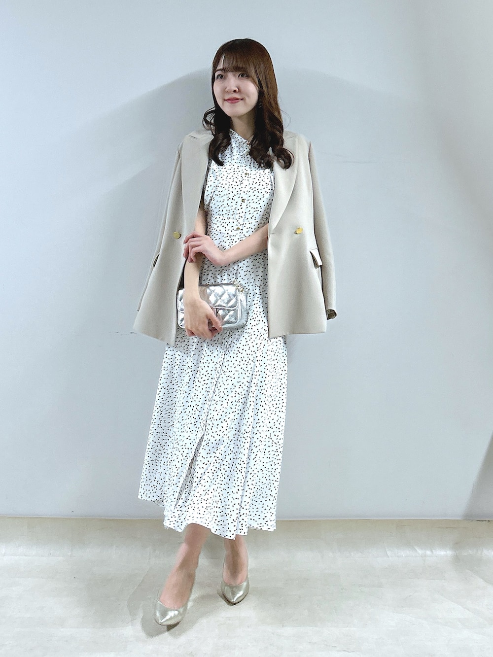 「ワンピース、ジャケット、骨格ウェーブ、キレイめコーデ、春服コーデ、オトナ女子、オトナカワイイ、大人ファッション、きれいめコーデ、いいね、save、フォローお願いします🤑、ジャケットコーデ、春」｜「La boutique BonBonの【miki監修】スクエアドットマーメイドシャツワンピース（ワンピース、ホワイト系）」を使った、Sanaさん（骨格ウェーブ・レディース・163cm）の春コーディネートの5枚目の写真