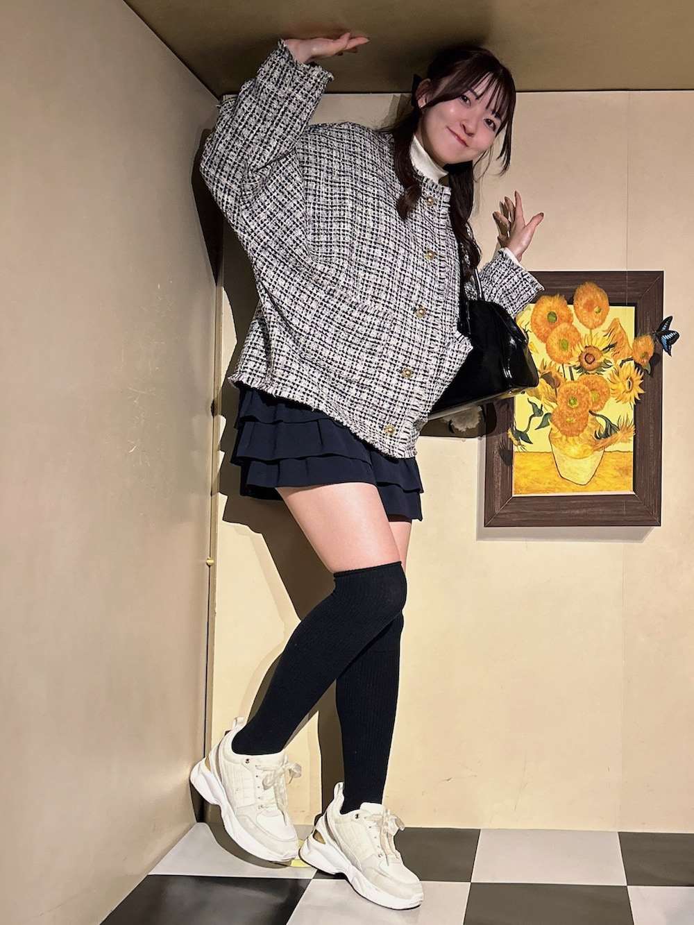 ブラック系のノーカラージャケットを着用したレディースの春コーディネートの4枚目の写真