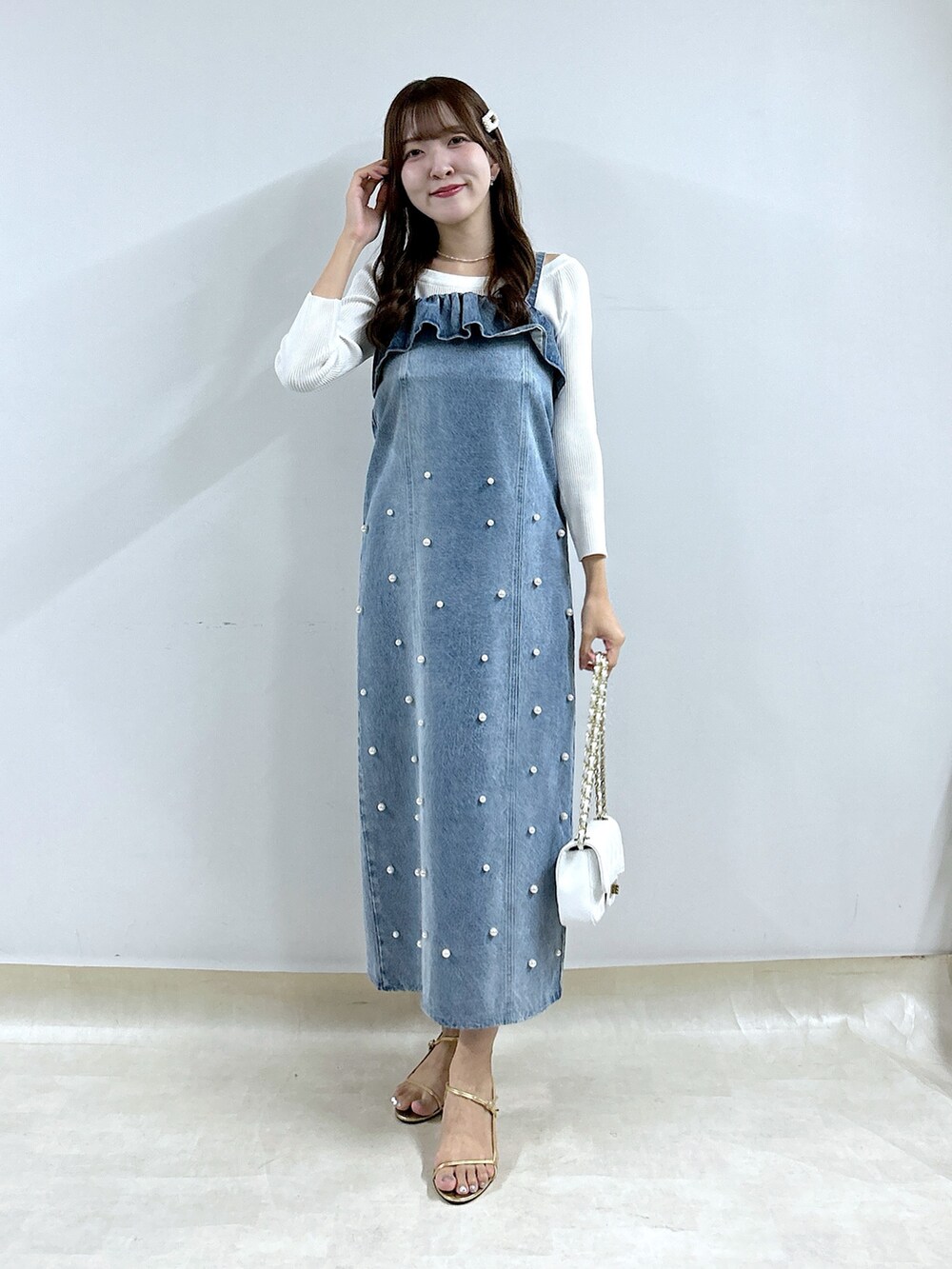 ブルー系のワンピース、ホワイト系のニット/セーターを着用したレディースの夏コーディネートの2枚目の写真