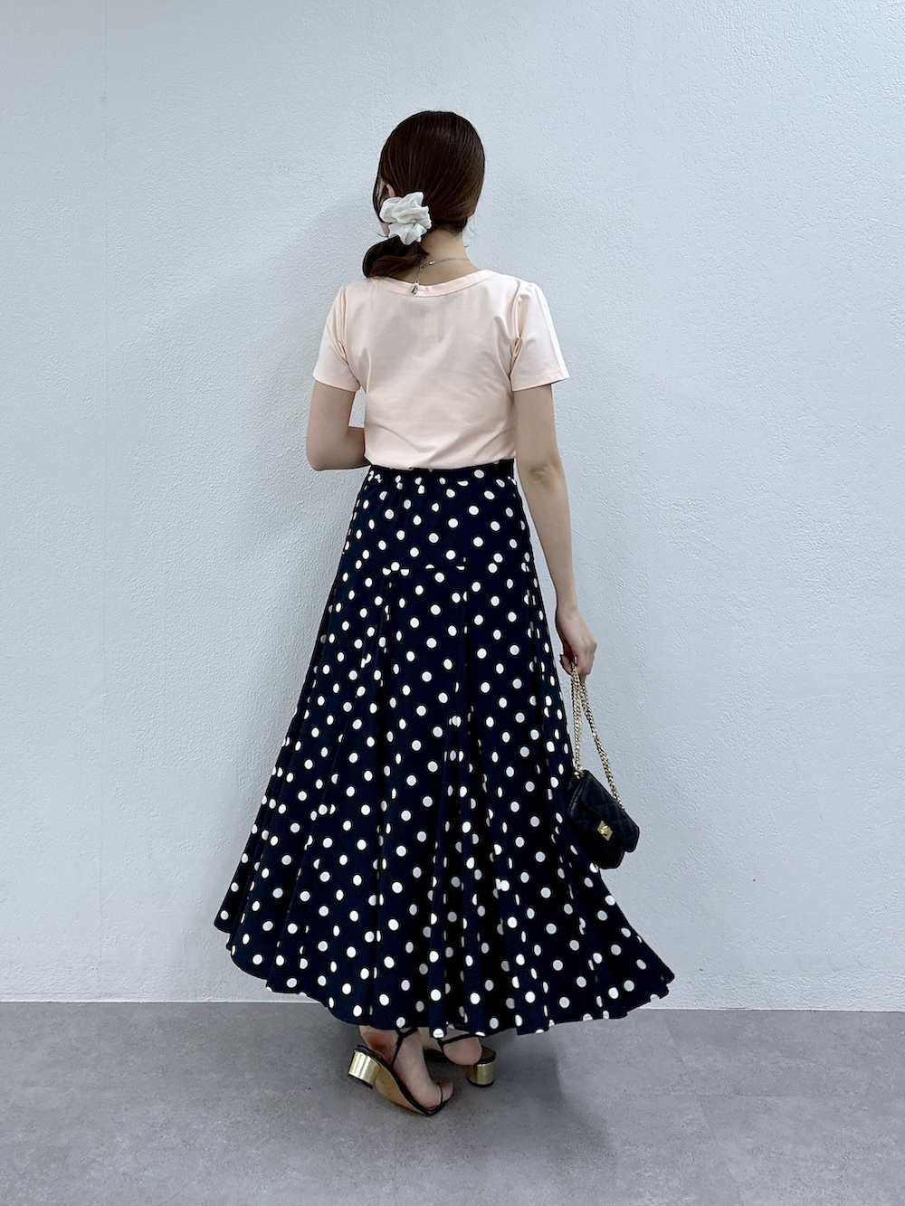ピンク系のTシャツ/カットソー、ブルー系のスカートを着用したレディースの春コーディネートの3枚目の写真