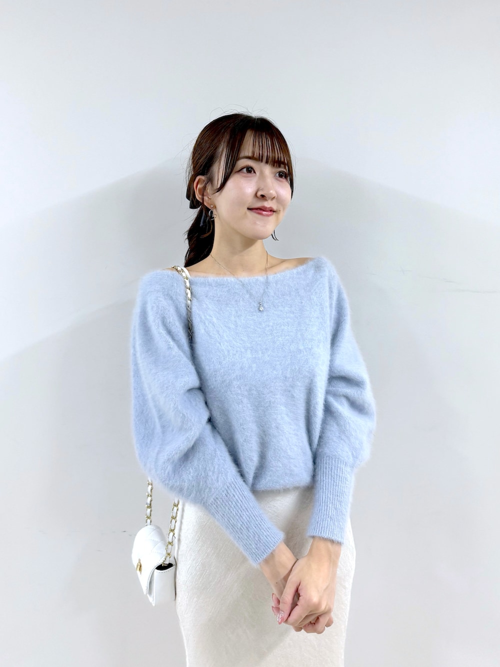 「スカート、オフショル、オフショルダー、ニット、冬服、デートコーデ、ブルーコーデ、ブルー x ホワイト、骨格ウェーブ、163cm、ブルべ夏、おしゃれになりたい、アパレルスタッフ」｜「La boutique BonBonのヘアリーウールカシミヤ混オフショルニット（ニット/セーター、ブルー系）」を使った、Sanaさん（骨格ウェーブ・レディース・163cm）の秋コーディネートの5枚目の写真
