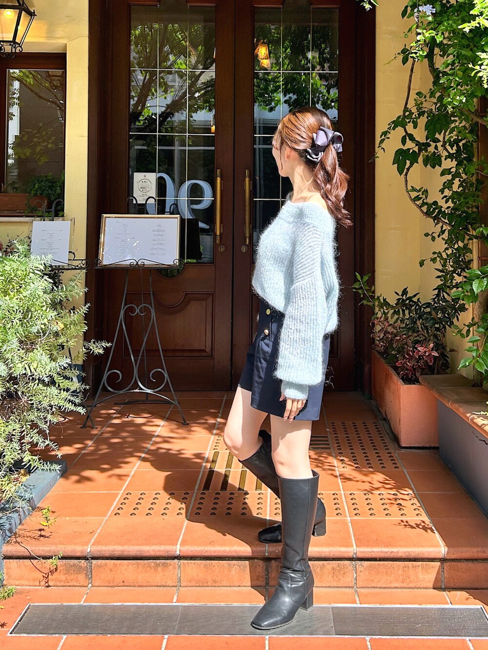 「パンツスタイル、ショートパンツ、マリンパンツ、ニット、オフショル、オフショルニット、骨格ウェーブ、ブルーコーデ、ブルー、ブルべ夏、アパレルスタッフ、おしゃれさんと繋がりたい、キラキラニット」｜「La boutique BonBonの【女子力UP】キッドモヘアラメクロップドニット（ニット/セーター、ブルー系）」を使った、Sanaさん（骨格ウェーブ・レディース・163cm）の秋コーディネートの2枚目の写真