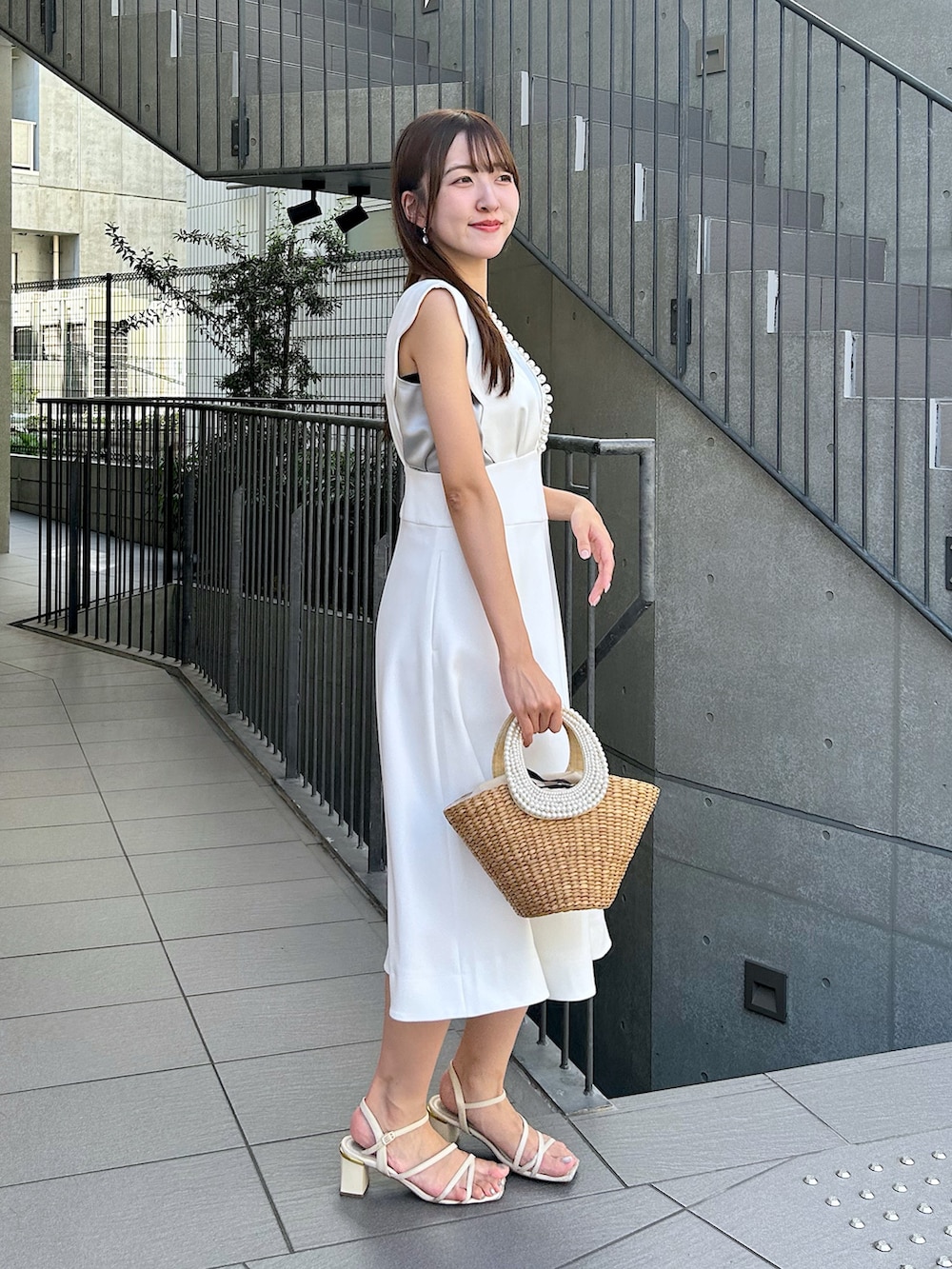 「ワンピース、ワンピーススタイル」｜「La boutique BonBonの【miki監修・3サイズ展開あり】スカラップパールフレアジャンドレ（ワンピース、ホワイト系）」を使った、Sanaさん（骨格ウェーブ・レディース・163cm）の夏コーディネートの2枚目の写真