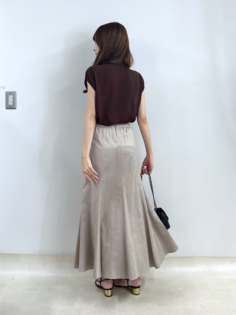 「秋、秋コーデ、秋のコーデ、秋冬コーデ、秋服、ブラウン、ブラウンコーデ、スエード、スエードスカート、おでかけコーデ、シンプルスタイル、お洒落さんとつながりたい」｜「La boutique BonBonの【名品・UVカット・接触冷感】クールタッチUVハイネックフレンチニット（ニット/セーター、ブラウン系）」を使った、Sanaさん（骨格ウェーブ・レディース・163cm）の夏コーディネートの3枚目の写真