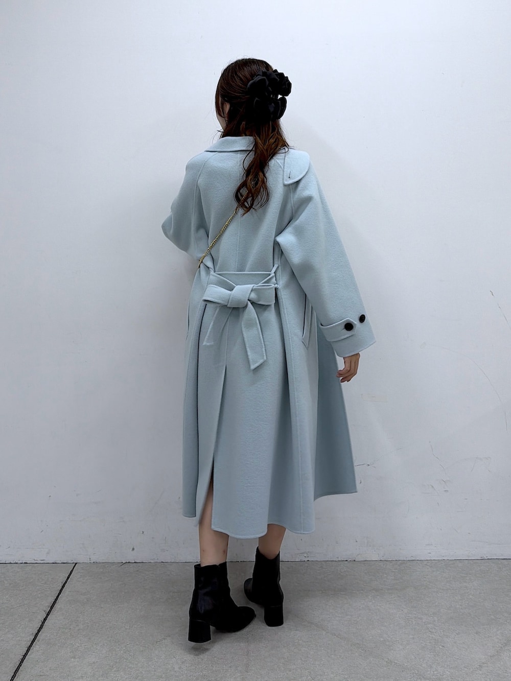 ブルー系のその他アウター、ホワイト系のニット/セーター、グレー系のスカートを着用したレディースの秋コーディネートの4枚目の写真