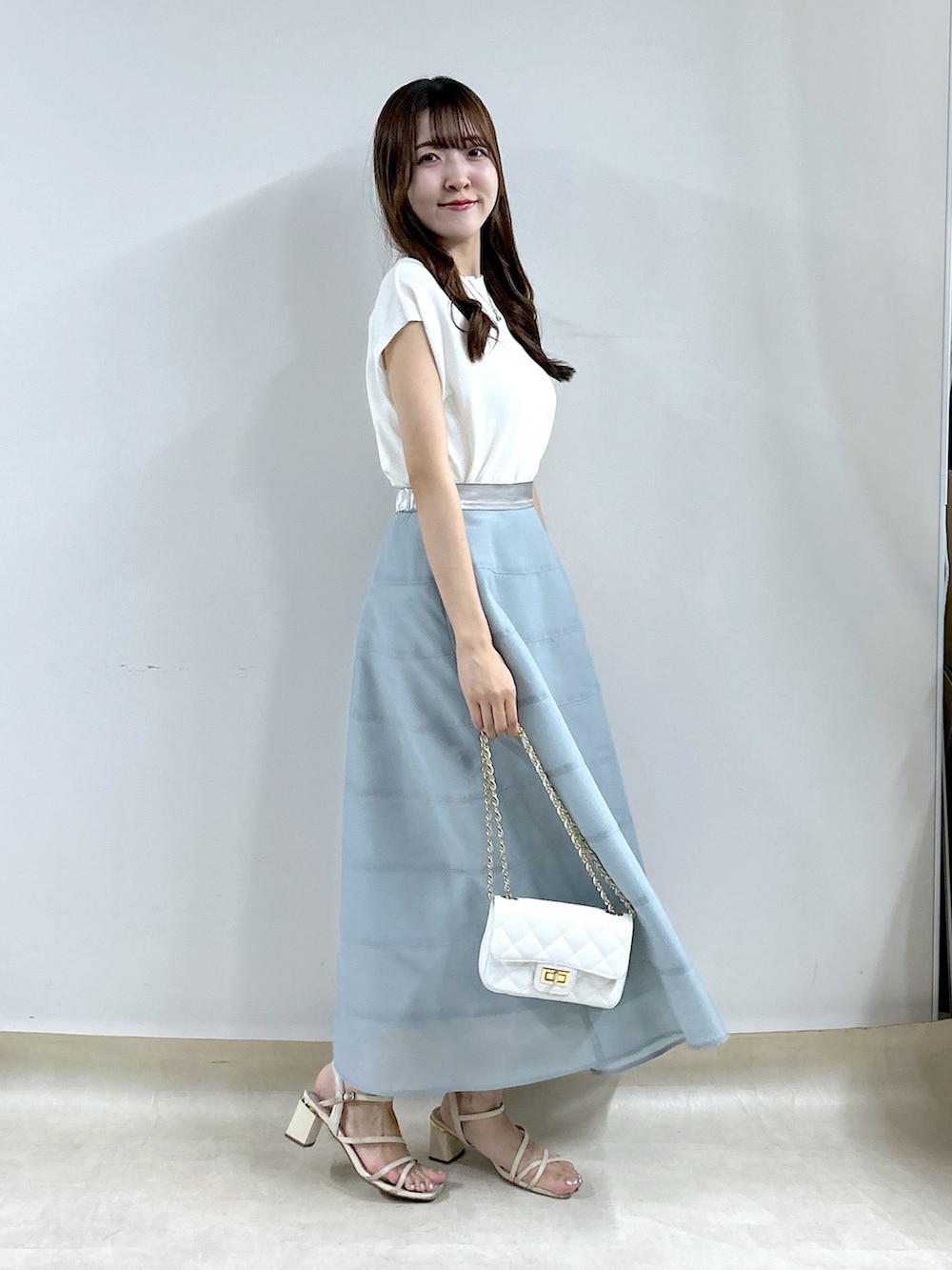 「すかーと、スカート、サーキュラースカート、骨格ウェーブ、ブルベ夏、デートコーデ、デート、夏ファッション、楽チンコーデ、オトナカワイイ、スカートコーデ、春夏コーデ、着回しコーデ、スカートスタイル、おでかけコーデ」｜「La boutique BonBonの【名品・UVカット・接触冷感】クールタッチUVハイネックフレンチニット（ニット/セーター、ホワイト系）」を使った、Sanaさん（骨格ウェーブ・レディース・163cm）の夏コーディネートの2枚目の写真