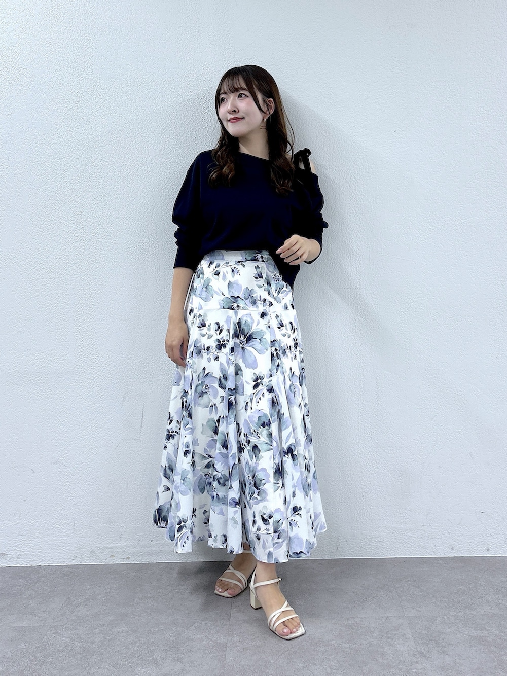 ブルー系のTシャツ/カットソー、ホワイト系のスカートを着用したレディースの夏コーディネートの4枚目の写真