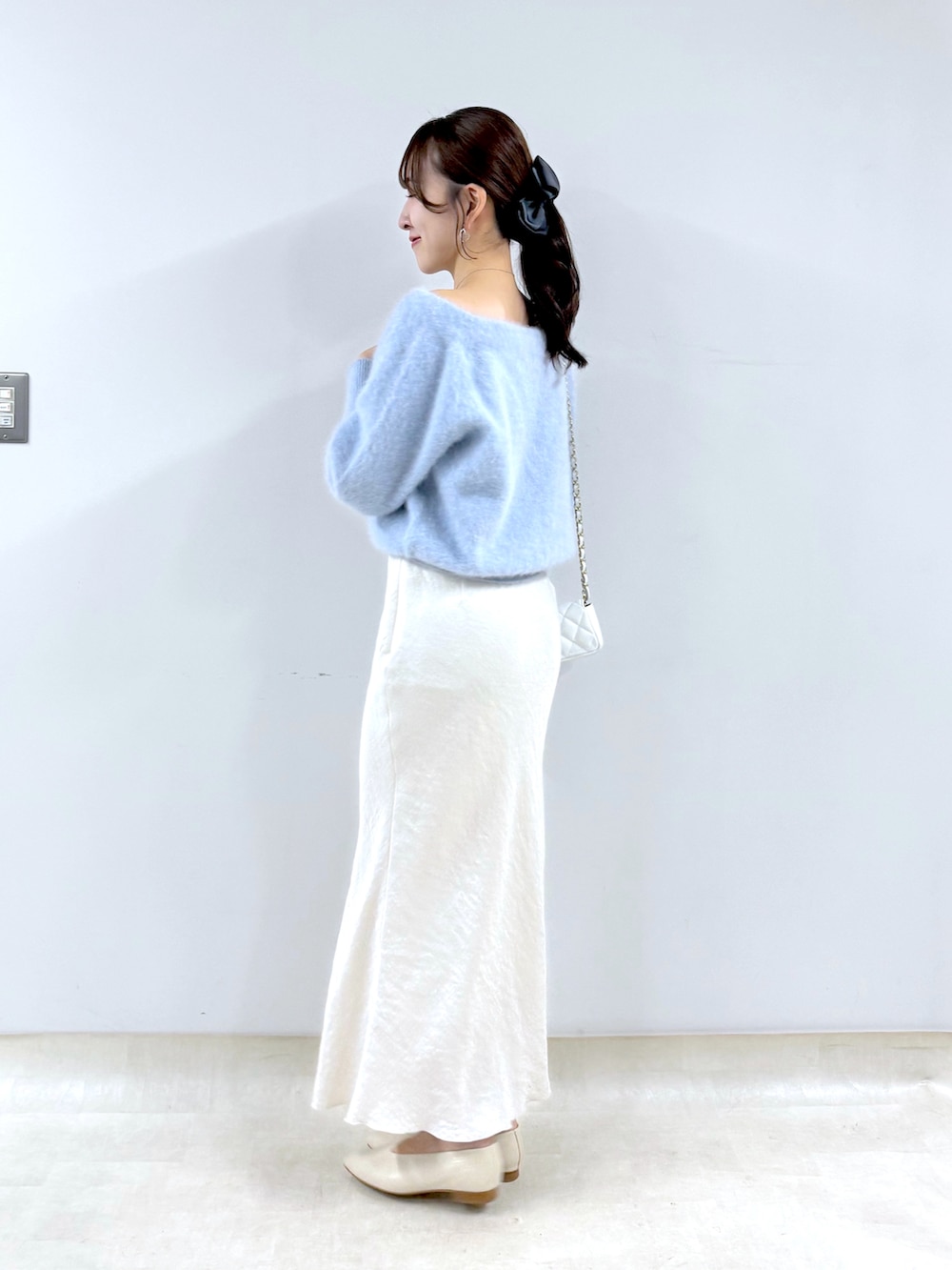 「スカート、オフショル、オフショルダー、ニット、冬服、デートコーデ、ブルーコーデ、ブルー x ホワイト、骨格ウェーブ、163cm、ブルべ夏、おしゃれになりたい、アパレルスタッフ」｜「La boutique BonBonのヘアリーウールカシミヤ混オフショルニット（ニット/セーター、ブルー系）」を使った、Sanaさん（骨格ウェーブ・レディース・163cm）の秋コーディネートの3枚目の写真