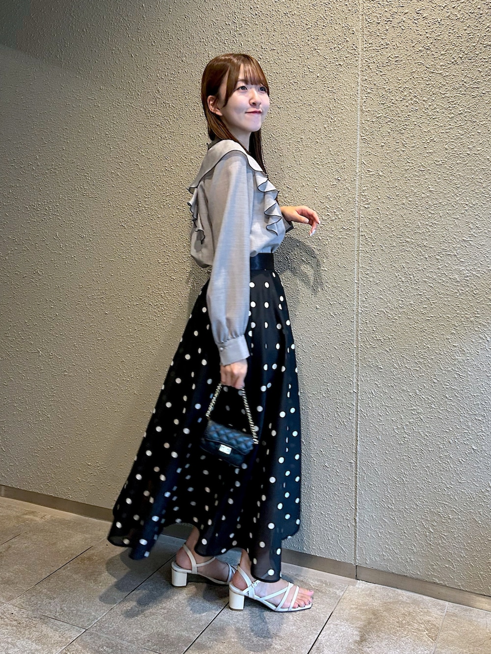 グレー系のシャツ/ブラウス、ブラック系のスカートを着用したレディースの秋コーディネートの3枚目の写真