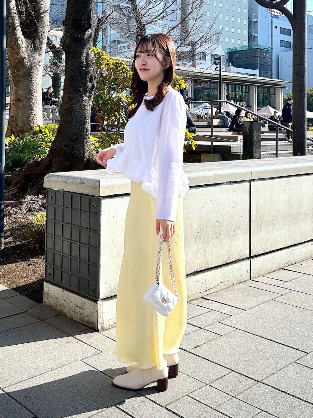 ホワイト系のシャツ/ブラウス、イエロー系のスカートを着用したレディースの冬コーディネートの2枚目の写真