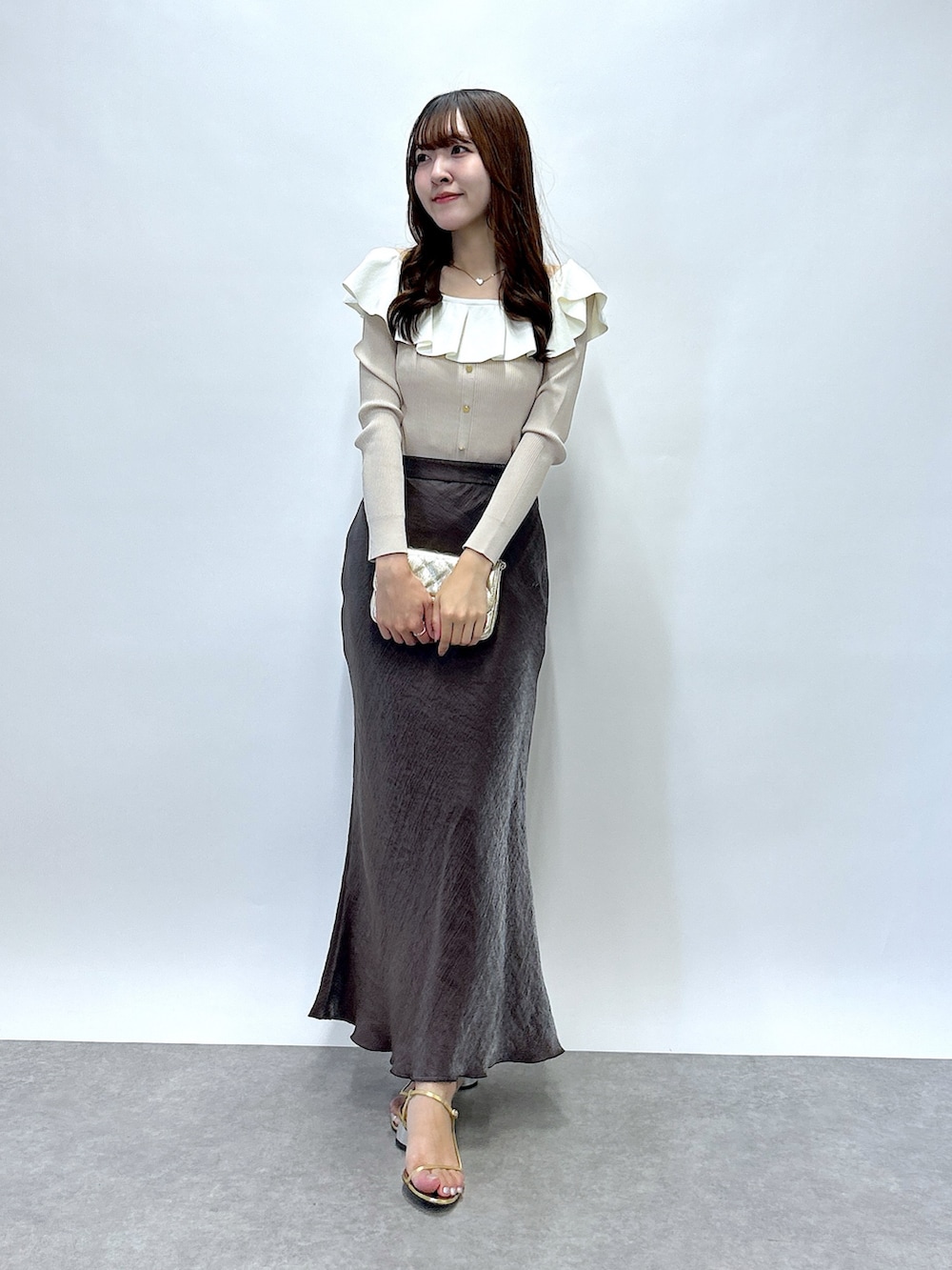 「フリル、フリルトップス、ニット、クールタッチ、スカート、サテン、サテンスカート」｜「La boutique BonBonの【最強映え】クールタッチUVオフショルラッフルリブニット（ニット/セーター、ベージュ系）」を使った、Sanaさん（骨格ウェーブ・レディース・163cm）の夏コーディネートの2枚目の写真