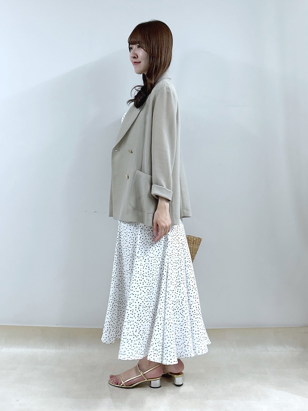 「ワンピース、ワンピーススタイル、ジャケットコーデ、ジャケット、メッシュジャケット、羽織り、アウター、骨格ウェーブ、夏、キレイめコーデ、春服コーデ、オトナ女子、オトナカワイイ、大人ファッション、きれいめコーデ」｜「La boutique BonBonの【人気スタッフmiki監修】メッシュメタルボタンライトジャケット（テーラードジャケット、ベージュ系）」を使った、Sanaさん（骨格ウェーブ・レディース・163cm）の春コーディネートの3枚目の写真