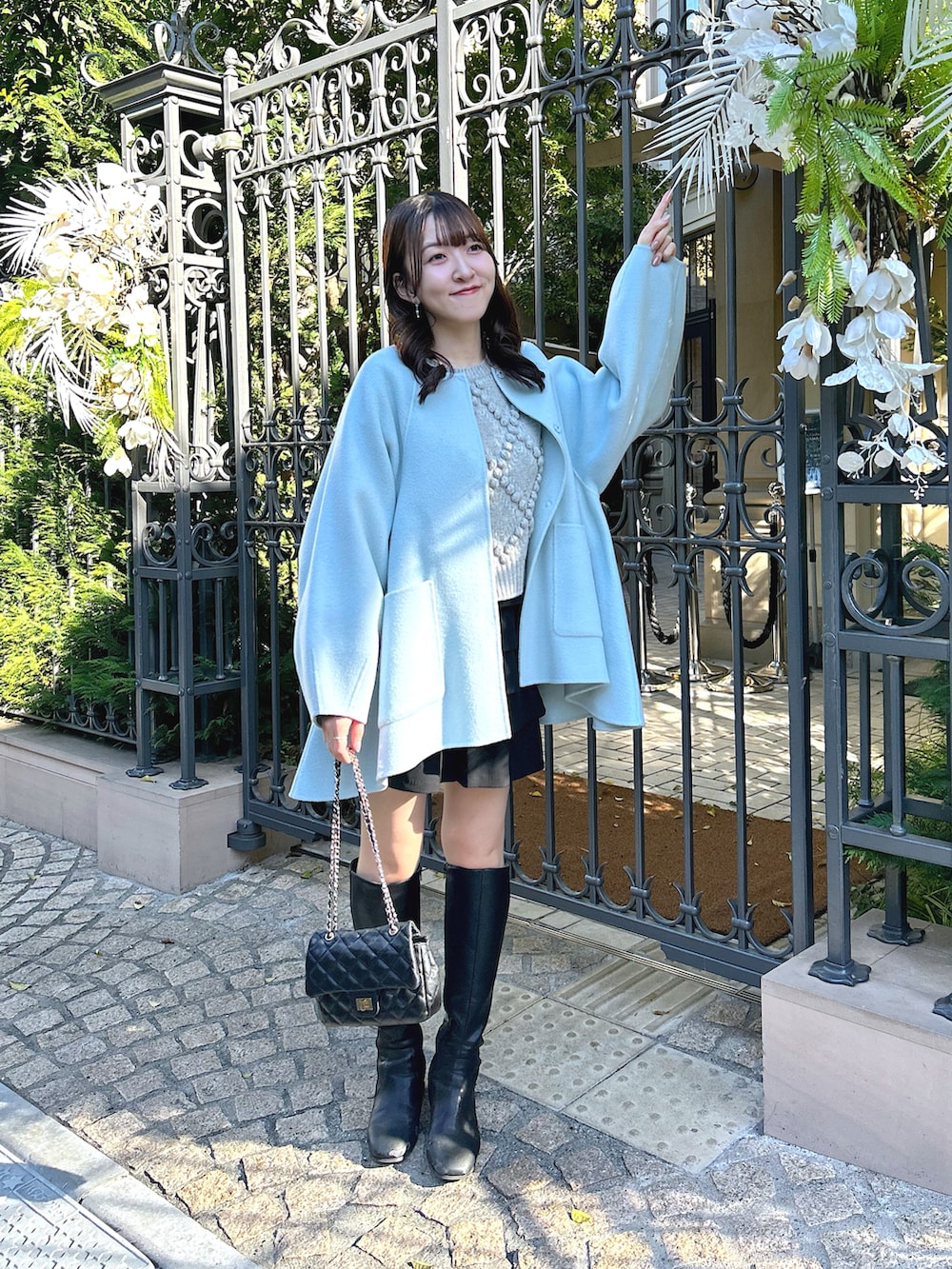 「ブルべ夏、大人かわいい、骨格ウェーブ、クリスマスに着たい服、ブルー、ブルーコーデ、カラーコーデ、アウター、コート、ミドルコート、高身長女子、おしゃれさんと繋がりたい、アパレルスタッフ、あったかコーデ、大人女子」｜「La boutique BonBonの【miki監修カラーあり】ライトラグランフレアコート（その他アウター、ブルー系）」を使った、Sanaさん（骨格ウェーブ・レディース・163cm）の冬コーディネートの3枚目の写真