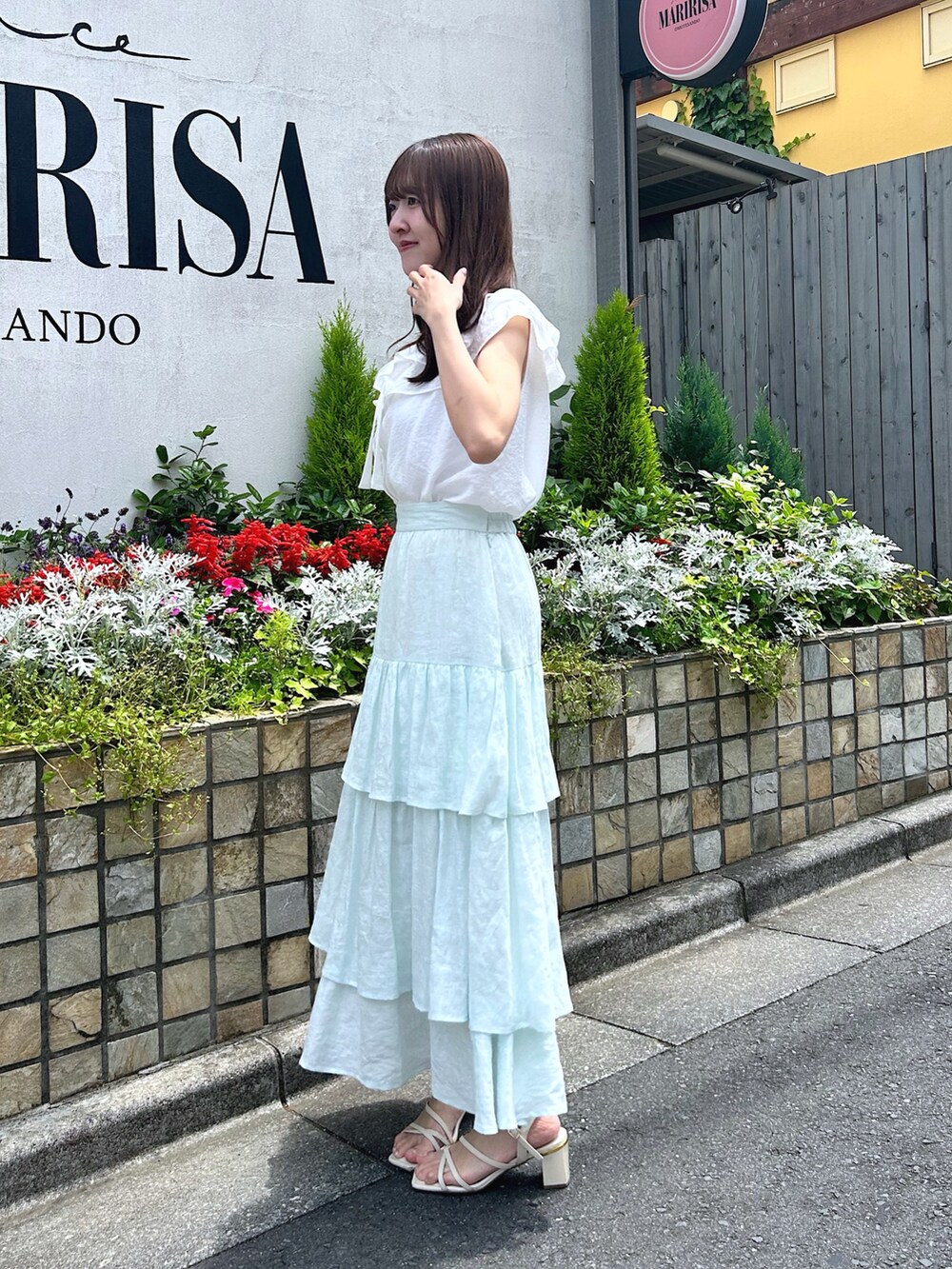 「ブラウス、フリル、ホワイト、骨格ウェーブ、アパレルスタッフ、着回しコーデ、オトナカジュアル、オトナカワイイ、夏、夏服コーデ、楽チンコーデ、キレイめコーデ、きれいめコーディネート、高身長女子、オフショル」｜「La boutique BonBonの【最強愛され】ギャザーフリルリボンノースリブラウス（シャツ/ブラウス、ホワイト系）」を使った、Sanaさん（骨格ウェーブ・レディース・163cm）の春コーディネートの2枚目の写真