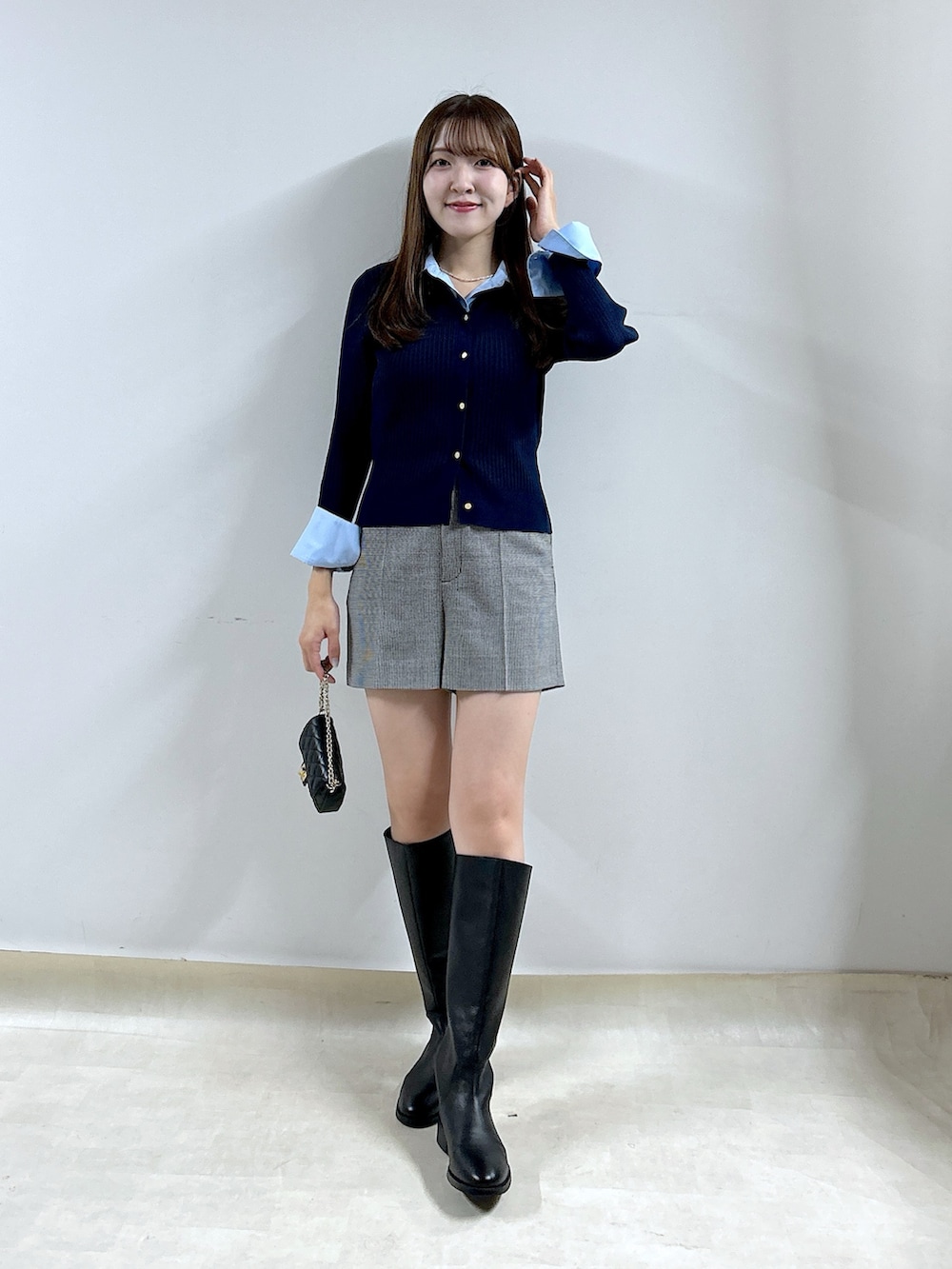 ブルー系のニット/セーター、ブラック系のその他パンツを着用したレディースの秋コーディネートの2枚目の写真