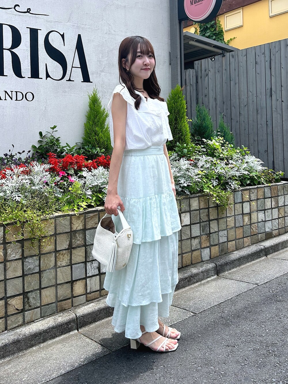 「ブラウス、フリル、ホワイト、骨格ウェーブ、アパレルスタッフ、着回しコーデ、オトナカジュアル、オトナカワイイ、夏、夏服コーデ、楽チンコーデ、キレイめコーデ、きれいめコーディネート、高身長女子、オフショル」｜「La boutique BonBonの【最強愛され】ギャザーフリルリボンノースリブラウス（シャツ/ブラウス、ホワイト系）」を使った、Sanaさん（骨格ウェーブ・レディース・163cm）の春コーディネートの4枚目の写真