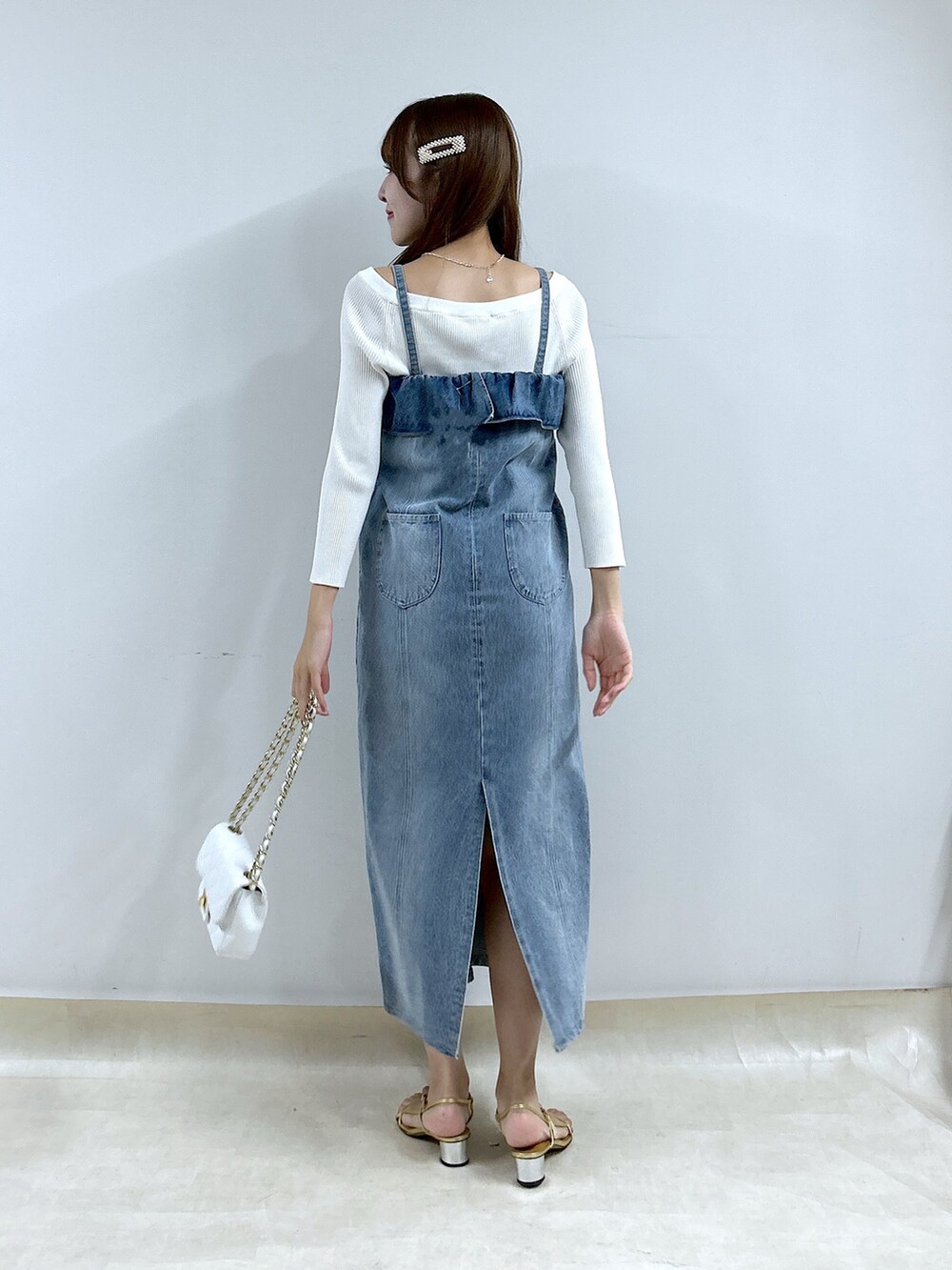 ブルー系のワンピース、ホワイト系のニット/セーターを着用したレディースの夏コーディネートの4枚目の写真