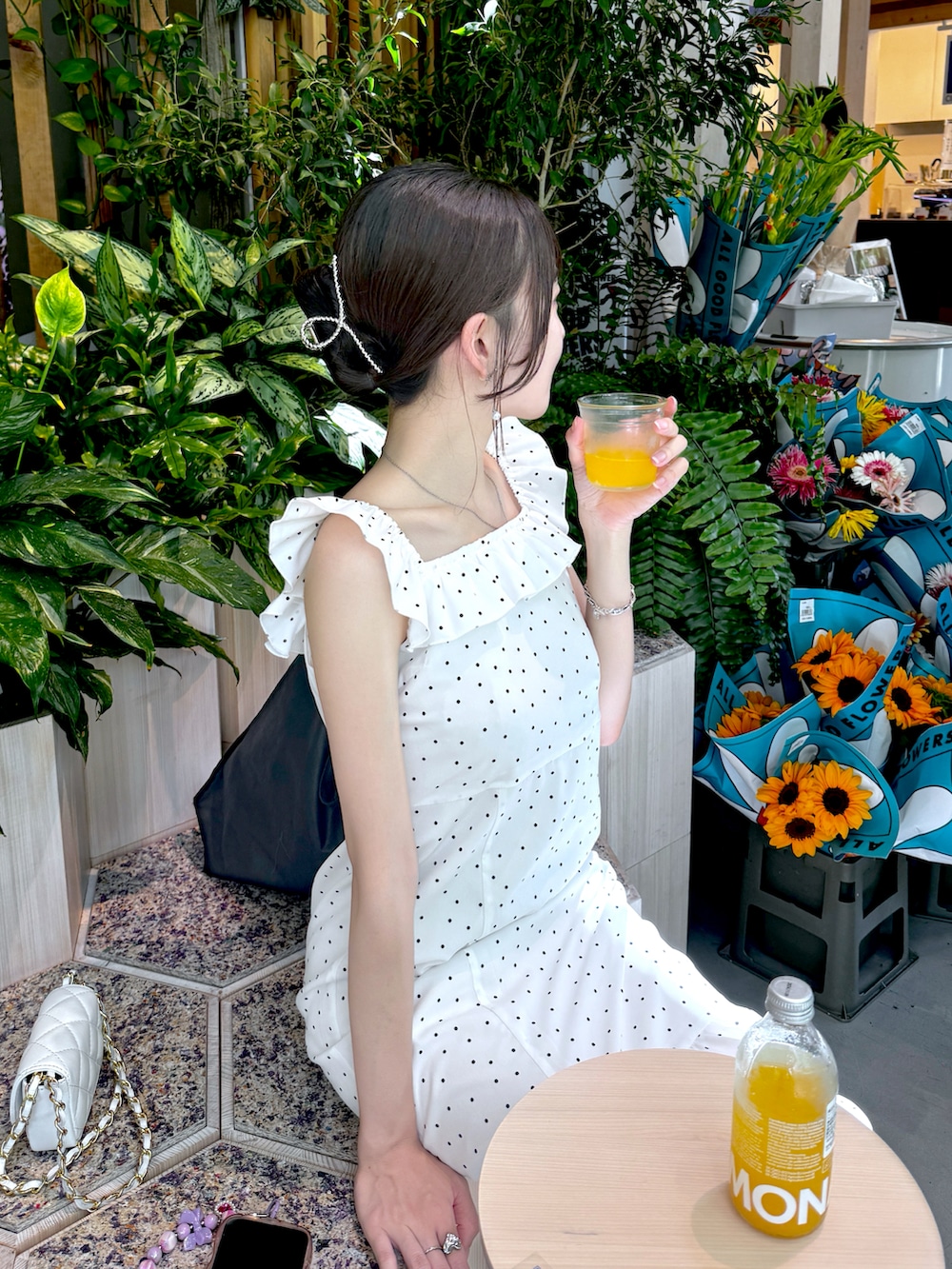 「夏コーデ、ワンピース、推し活、映えコーデ、夏服、オトナ女子、オトナカワイイ、骨格ウェーブ、ブルベ夏、ラブティックボンボン、la boutique bonbon、お洒落さんとつながりたい、高身長女子、デートコーデ、大人ガーリー」｜「La boutique BonBonの【miki監修・3サイズ展開】ドットプリントフリルトリムマーメイドワンピース（ワンピース、ホワイト系）」を使った、Sanaさん（骨格ウェーブ・レディース・163cm）の夏コーディネートの4枚目の写真