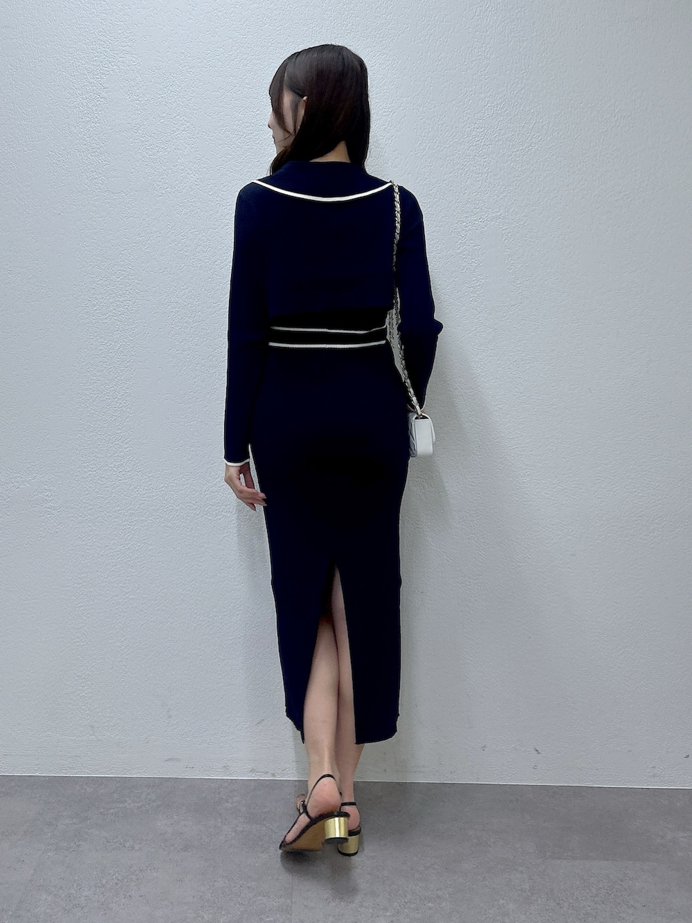 ブルー系のワンピースを着用したレディースの春コーディネートの3枚目の写真