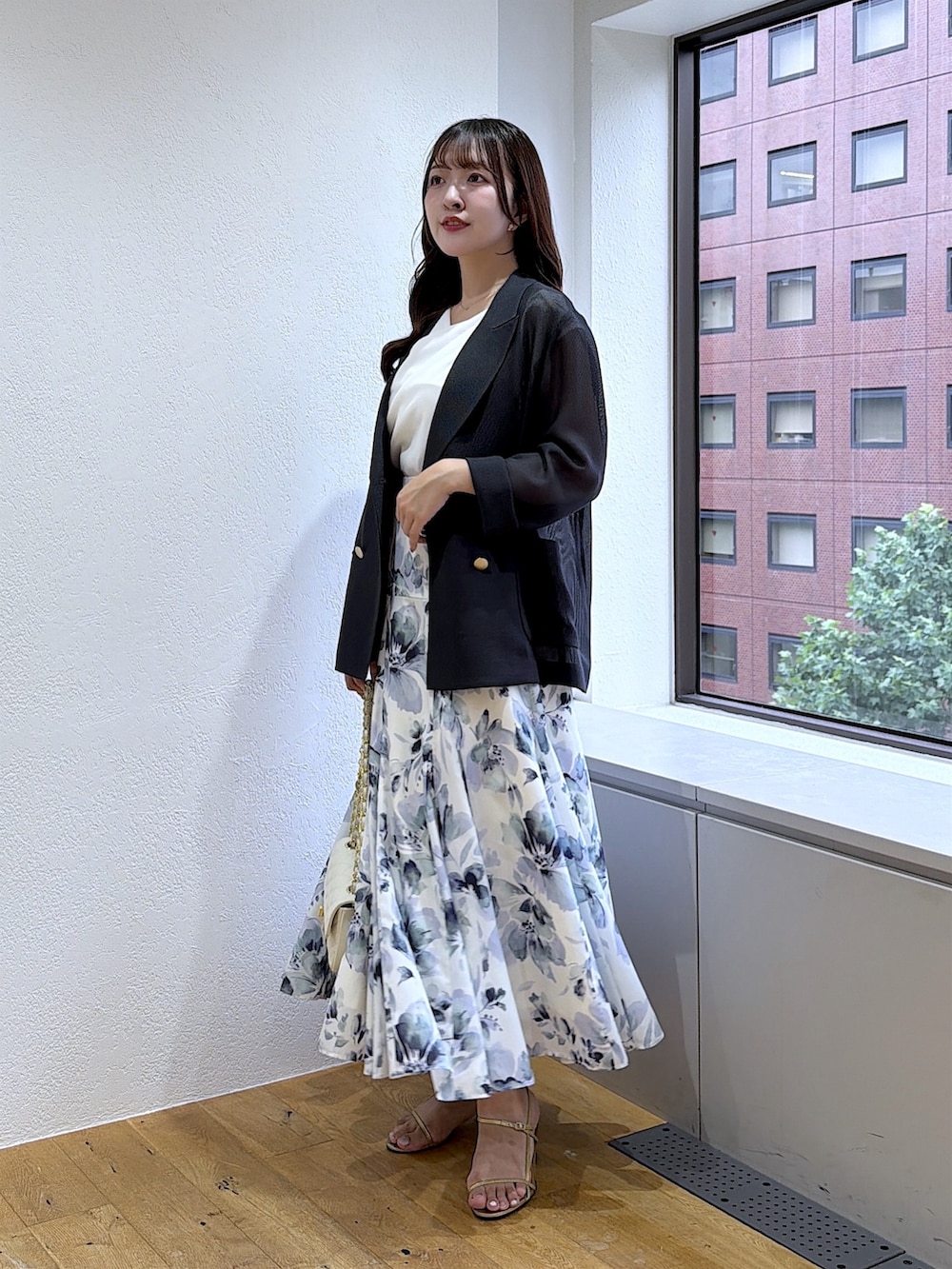 ホワイト系のシャツ/ブラウス、ホワイト系のスカートを着用したレディースの夏コーディネートの3枚目の写真