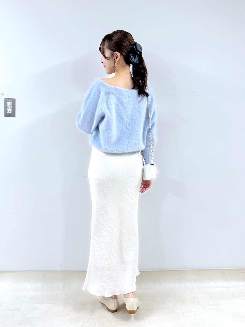 「スカート、オフショル、オフショルダー、ニット、冬服、デートコーデ、ブルーコーデ、ブルー x ホワイト、骨格ウェーブ、163cm、ブルべ夏、おしゃれになりたい、アパレルスタッフ」｜「La boutique BonBonのヘアリーウールカシミヤ混オフショルニット（ニット/セーター、ブルー系）」を使った、Sanaさん（骨格ウェーブ・レディース・163cm）の秋コーディネートの4枚目の写真