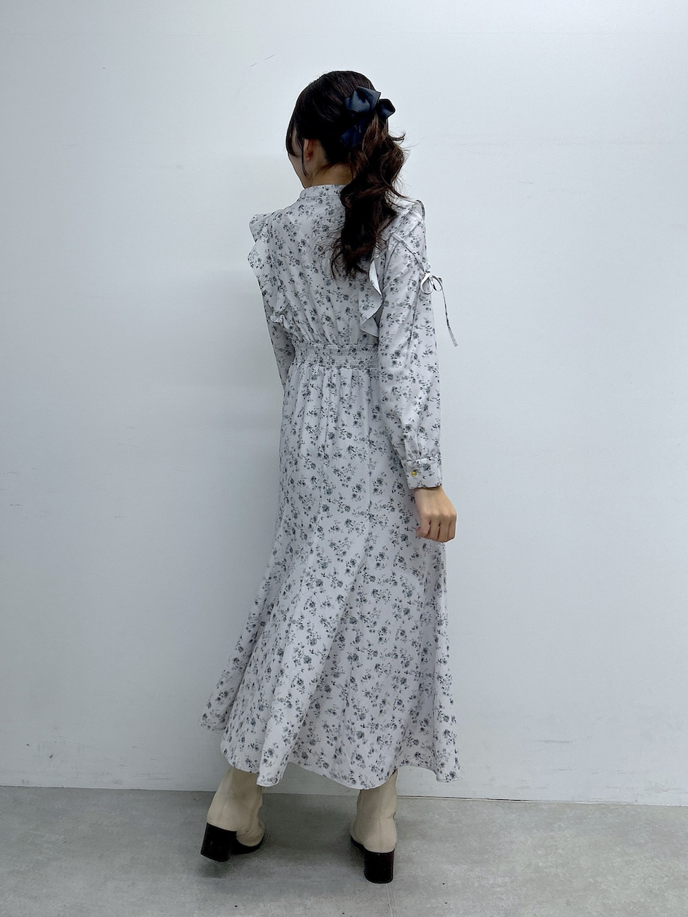 グレー系のワンピースを着用したレディースの冬コーディネートの3枚目の写真