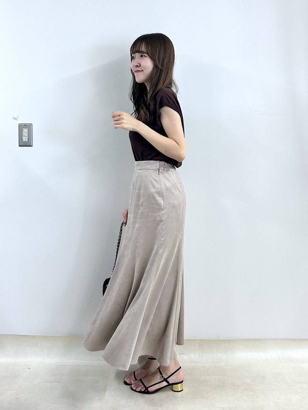 「秋、秋コーデ、秋のコーデ、秋冬コーデ、秋服、ブラウン、ブラウンコーデ、スエード、スエードスカート、おでかけコーデ、シンプルスタイル、お洒落さんとつながりたい」｜「La boutique BonBonの【名品・UVカット・接触冷感】クールタッチUVハイネックフレンチニット（ニット/セーター、ブラウン系）」を使った、Sanaさん（骨格ウェーブ・レディース・163cm）の夏コーディネートの2枚目の写真