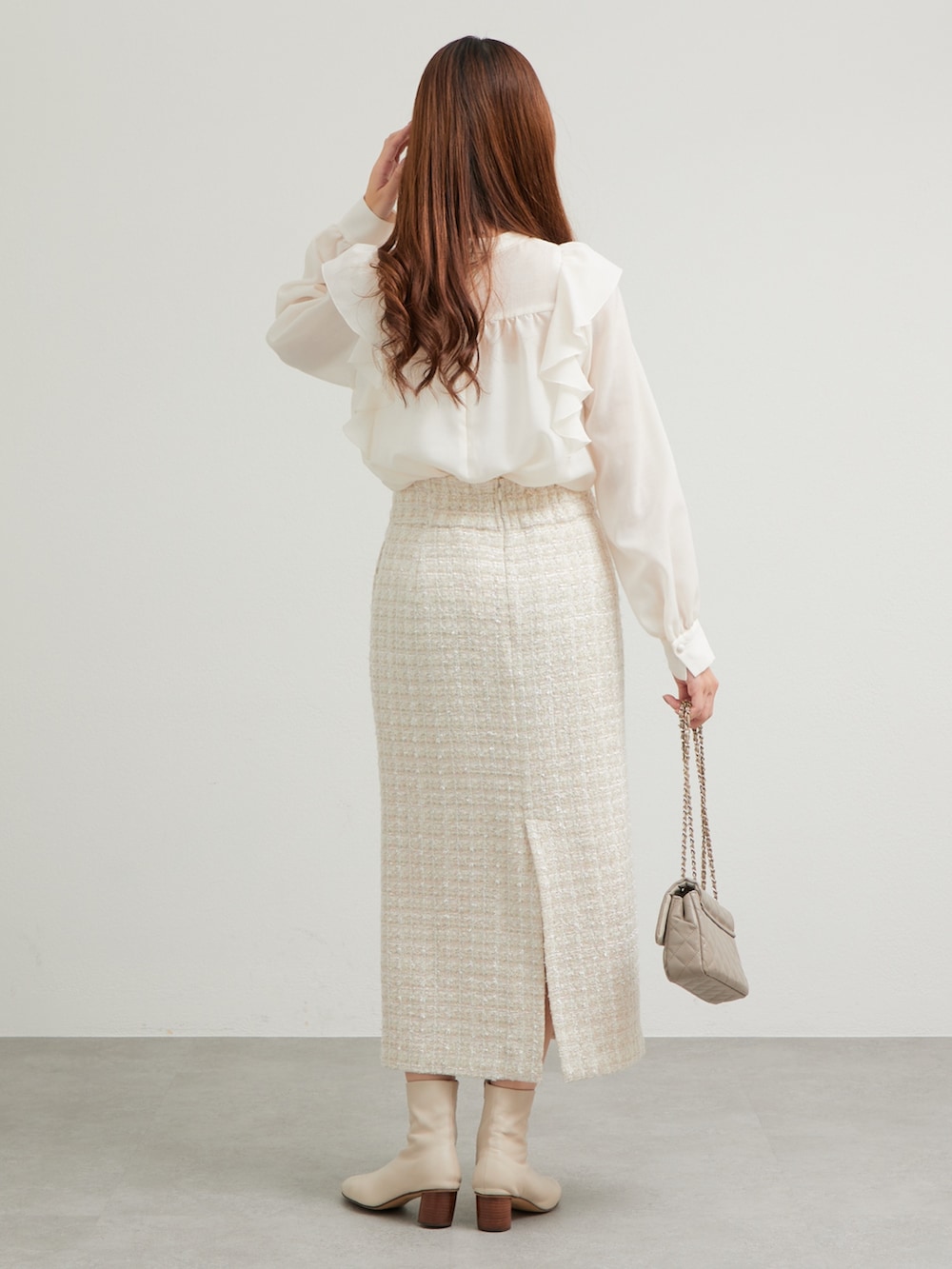 ホワイト系のシャツ/ブラウス、ベージュ系のスカートを着用したレディースの秋コーディネートの3枚目の写真