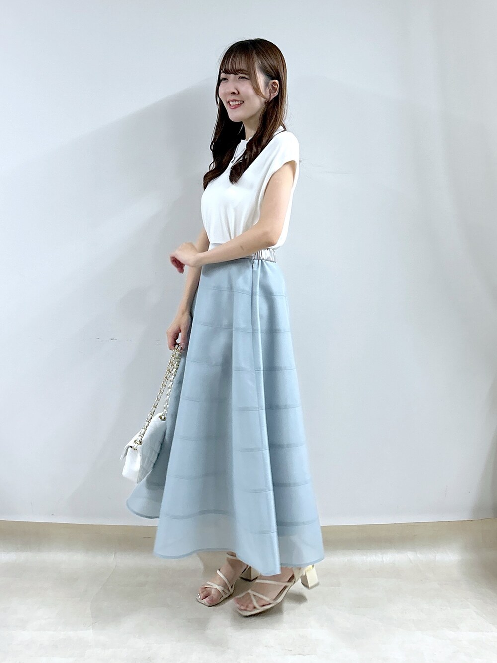 「すかーと、スカート、サーキュラースカート、骨格ウェーブ、ブルベ夏、デートコーデ、デート、夏ファッション、楽チンコーデ、オトナカワイイ、スカートコーデ、春夏コーデ、着回しコーデ、スカートスタイル、おでかけコーデ」｜「La boutique BonBonの【名品・UVカット・接触冷感】クールタッチUVハイネックフレンチニット（ニット/セーター、ホワイト系）」を使った、Sanaさん（骨格ウェーブ・レディース・163cm）の夏コーディネートの3枚目の写真