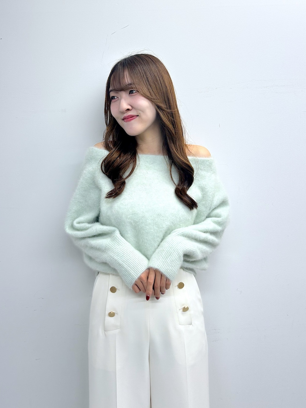 ホワイト系のニット/セーター、ホワイト系のその他パンツを着用したレディースの秋コーディネートの4枚目の写真