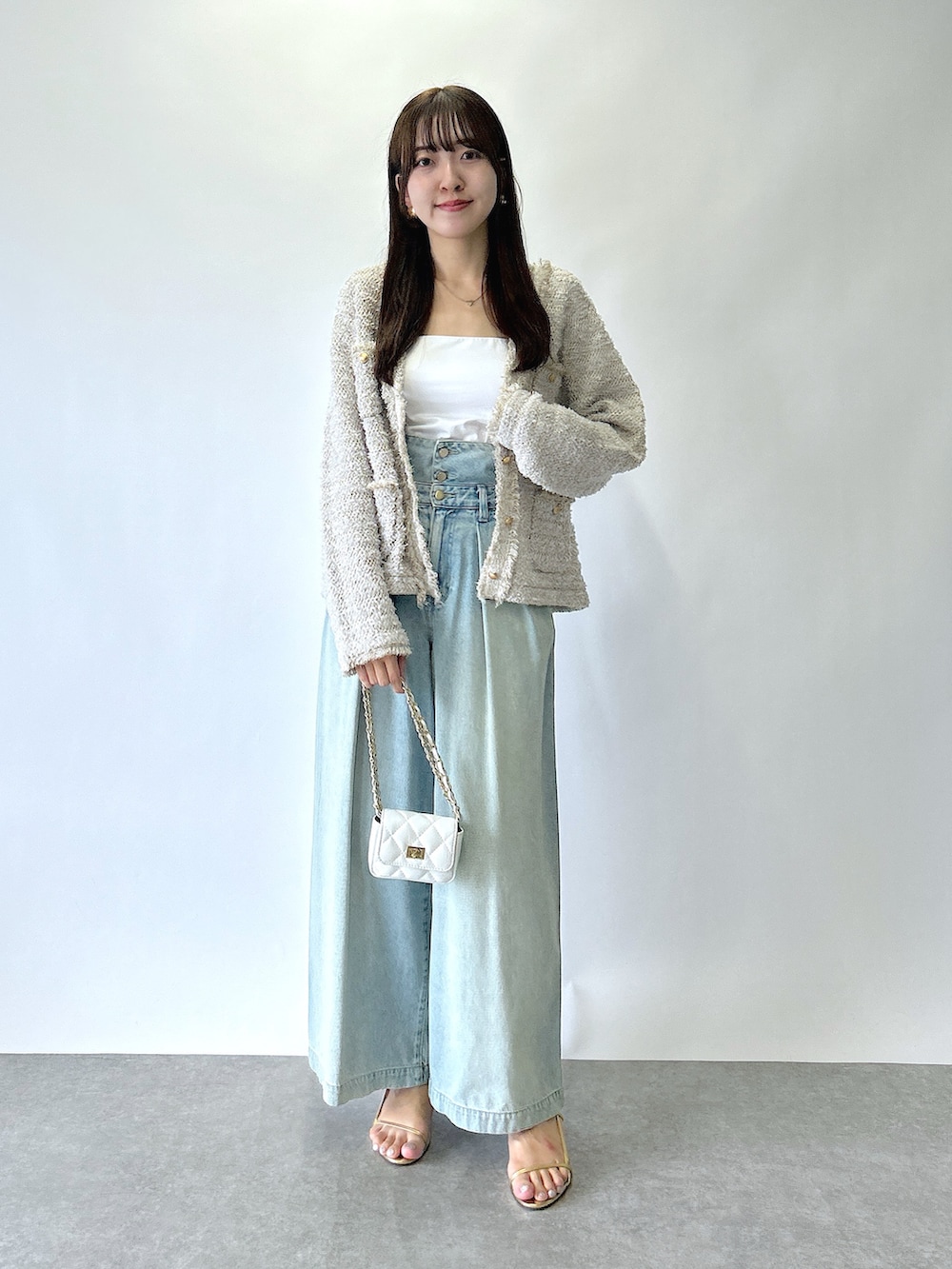 「シンプルスタイル、おでかけコーデ、パンツコーデ、ラクチンコーデ、お洒落さんとつながりたい、ゆるコーデ」｜「La boutique BonBonのファンシーツイードニットジャケットカーディガン（ニット/セーター、ベージュ系）」を使った、Sanaさん（骨格ウェーブ・レディース・163cm）の夏コーディネートの4枚目の写真
