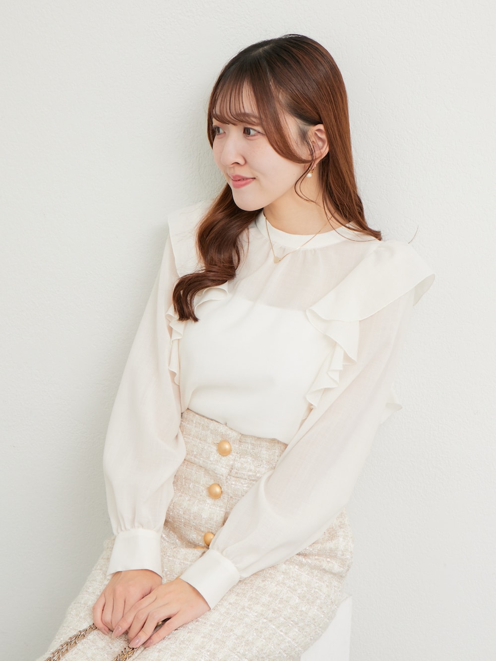 ホワイト系のシャツ/ブラウス、ベージュ系のスカートを着用したレディースの秋コーディネートの4枚目の写真