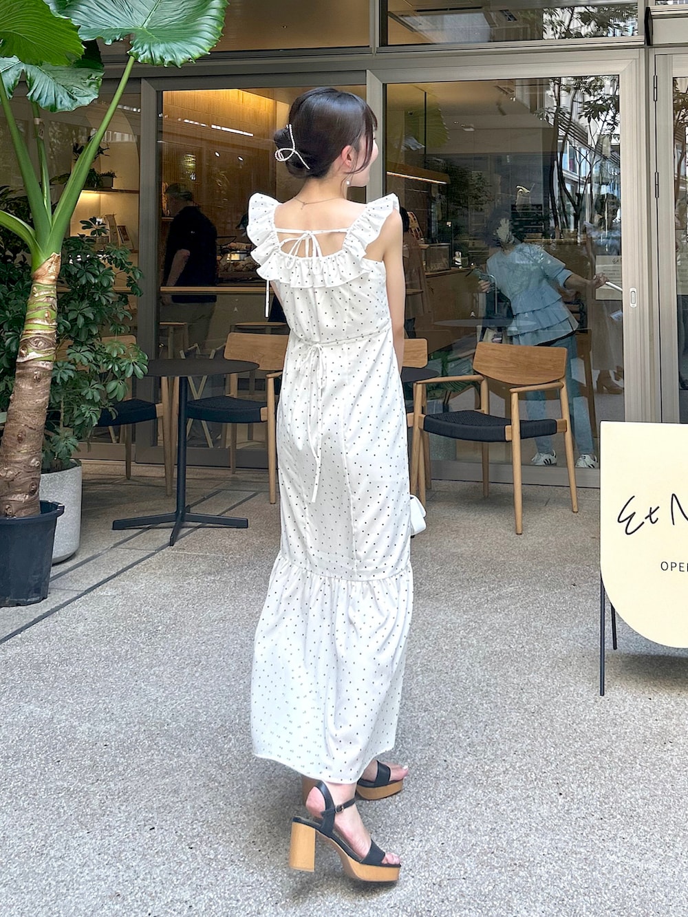 「夏コーデ、ワンピース、推し活、映えコーデ、夏服、オトナ女子、オトナカワイイ、骨格ウェーブ、ブルベ夏、ラブティックボンボン、la boutique bonbon、お洒落さんとつながりたい、高身長女子、デートコーデ、大人ガーリー」｜「La boutique BonBonの【miki監修・3サイズ展開】ドットプリントフリルトリムマーメイドワンピース（ワンピース、ホワイト系）」を使った、Sanaさん（骨格ウェーブ・レディース・163cm）の夏コーディネートの3枚目の写真