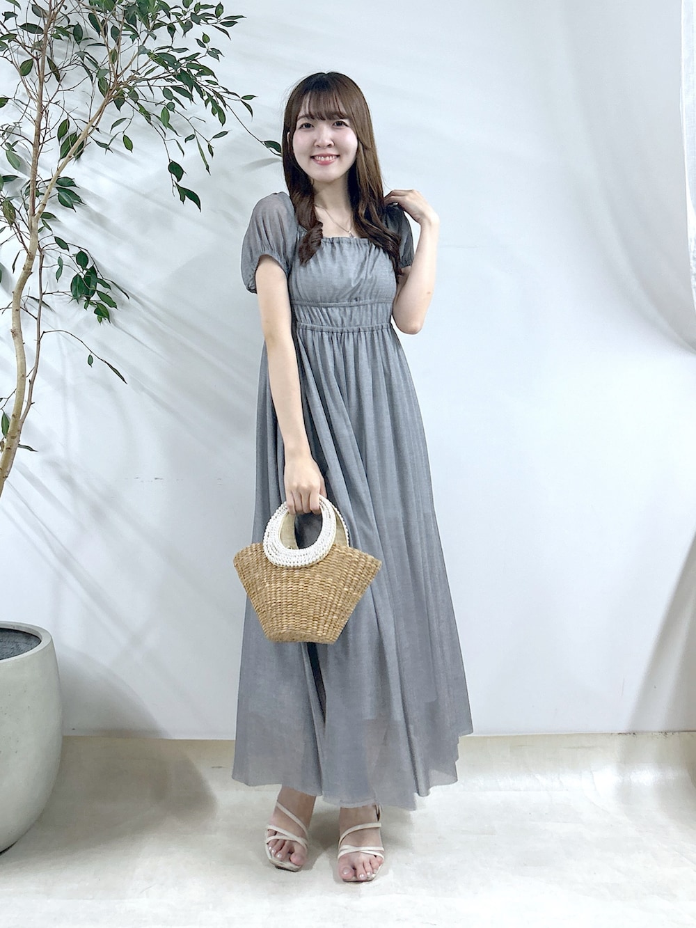 「デニム、デニムワンピース、シアー、シアーワンピース、デニム風、骨格ウェーブ、オトナカワイイ、夏ファッション、春夏コーデ、楽チンコーデ、おでかけコーデ」｜「La boutique BonBonの【涼しくて美シルエット】デニムライクネットチュールワンピース（ワンピース、グレー系）」を使った、Sanaさん（骨格ウェーブ・レディース・163cm）の夏コーディネートの2枚目の写真