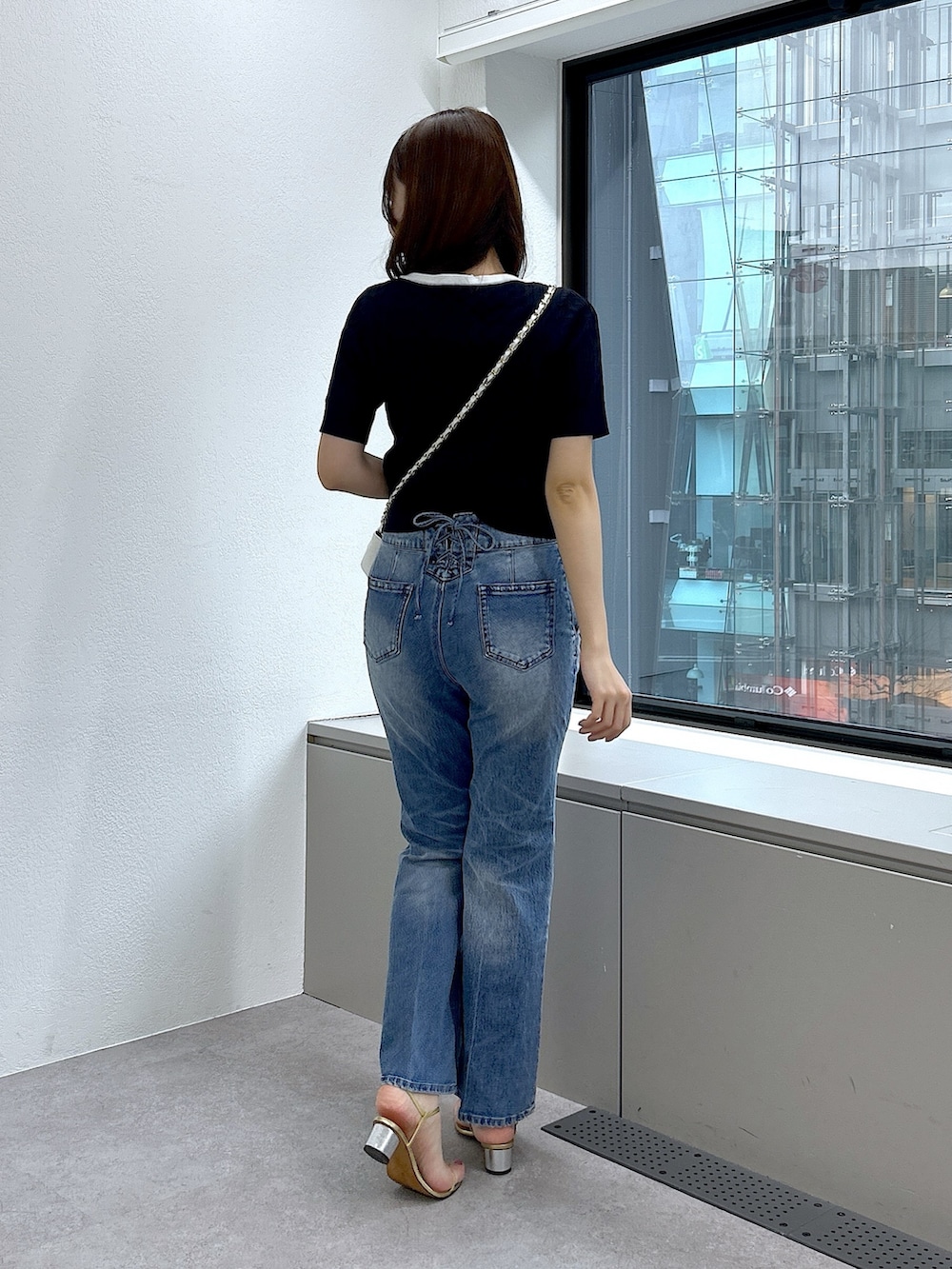 ブルー系のニット/セーター、ブルー系のデニムパンツを着用したレディースの春コーディネートの3枚目の写真