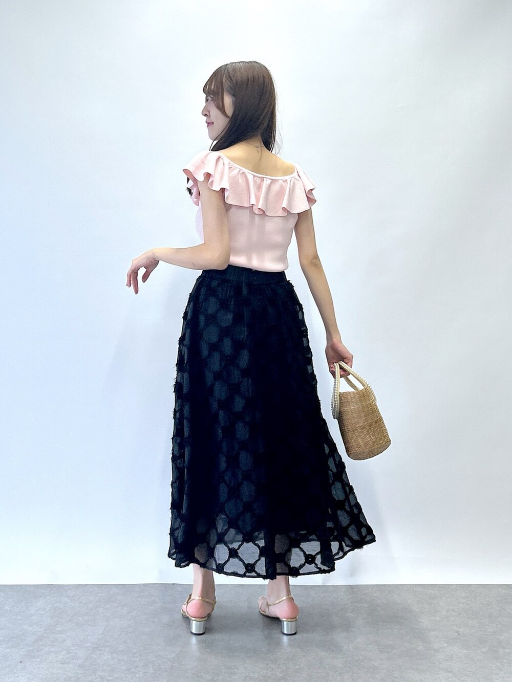 「ニット、ピンク、スカート、夏服、夏コーデ、オトナ女子、春夏コーデ、ブラック」｜「La boutique BonBonの【スタッフKAZUMI監修カラー】クールタッチUVオフショルラッフルニット（ニット/セーター、ピンク系）」を使った、Sanaさん（骨格ウェーブ・レディース・163cm）の夏コーディネートの3枚目の写真