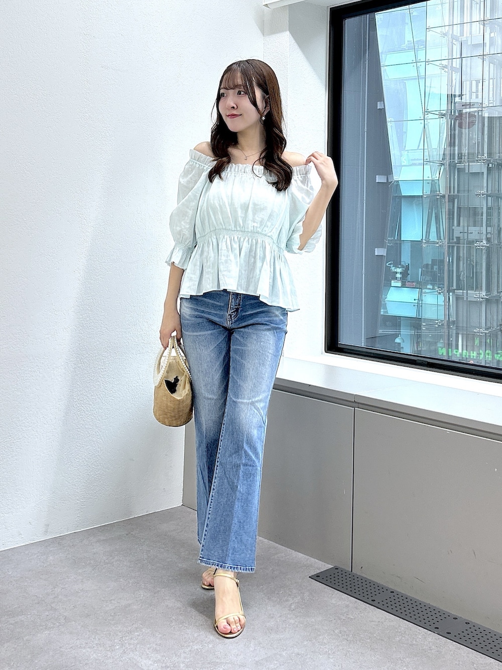 グリーン系のシャツ/ブラウス、ブルー系のデニムパンツを着用したレディースの春コーディネートの4枚目の写真