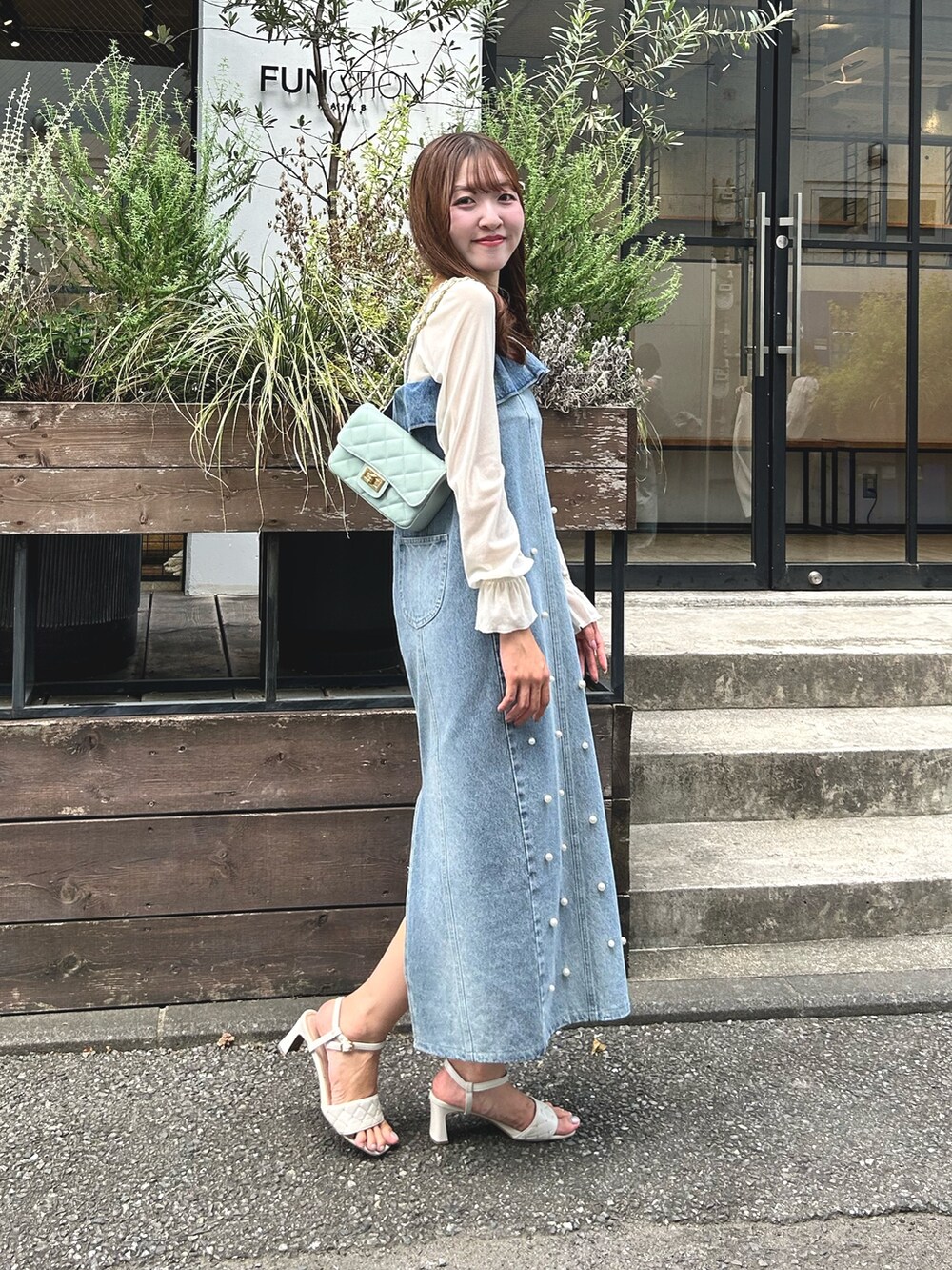 ブルー系のワンピース、ホワイト系のTシャツ/カットソーを着用したレディースの秋コーディネートの3枚目の写真