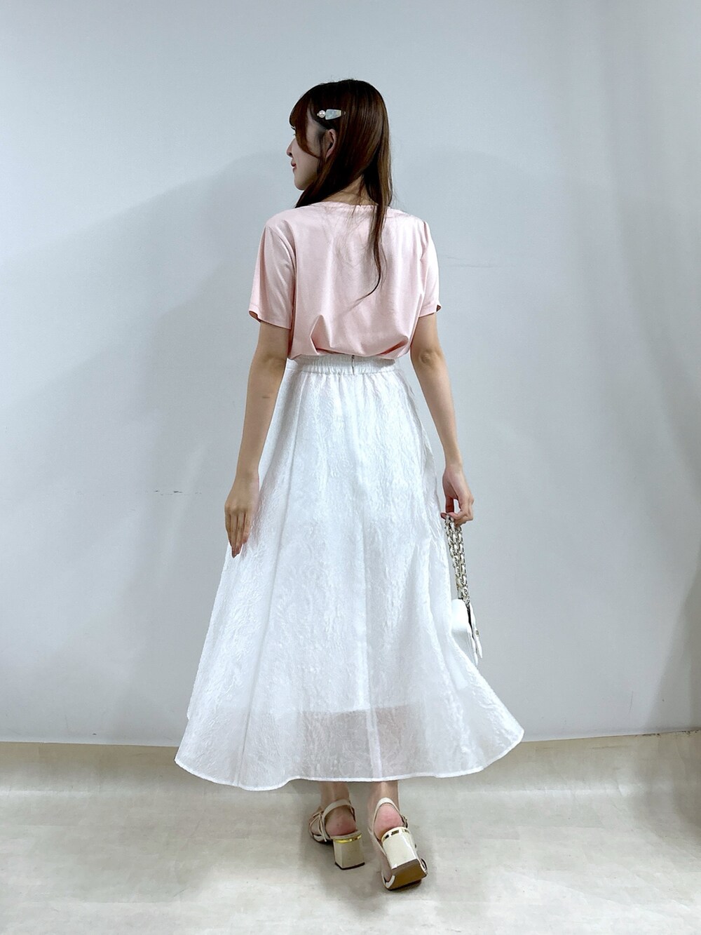ピンク系のTシャツ/カットソー、ホワイト系のスカートを着用したレディースの夏コーディネートの3枚目の写真
