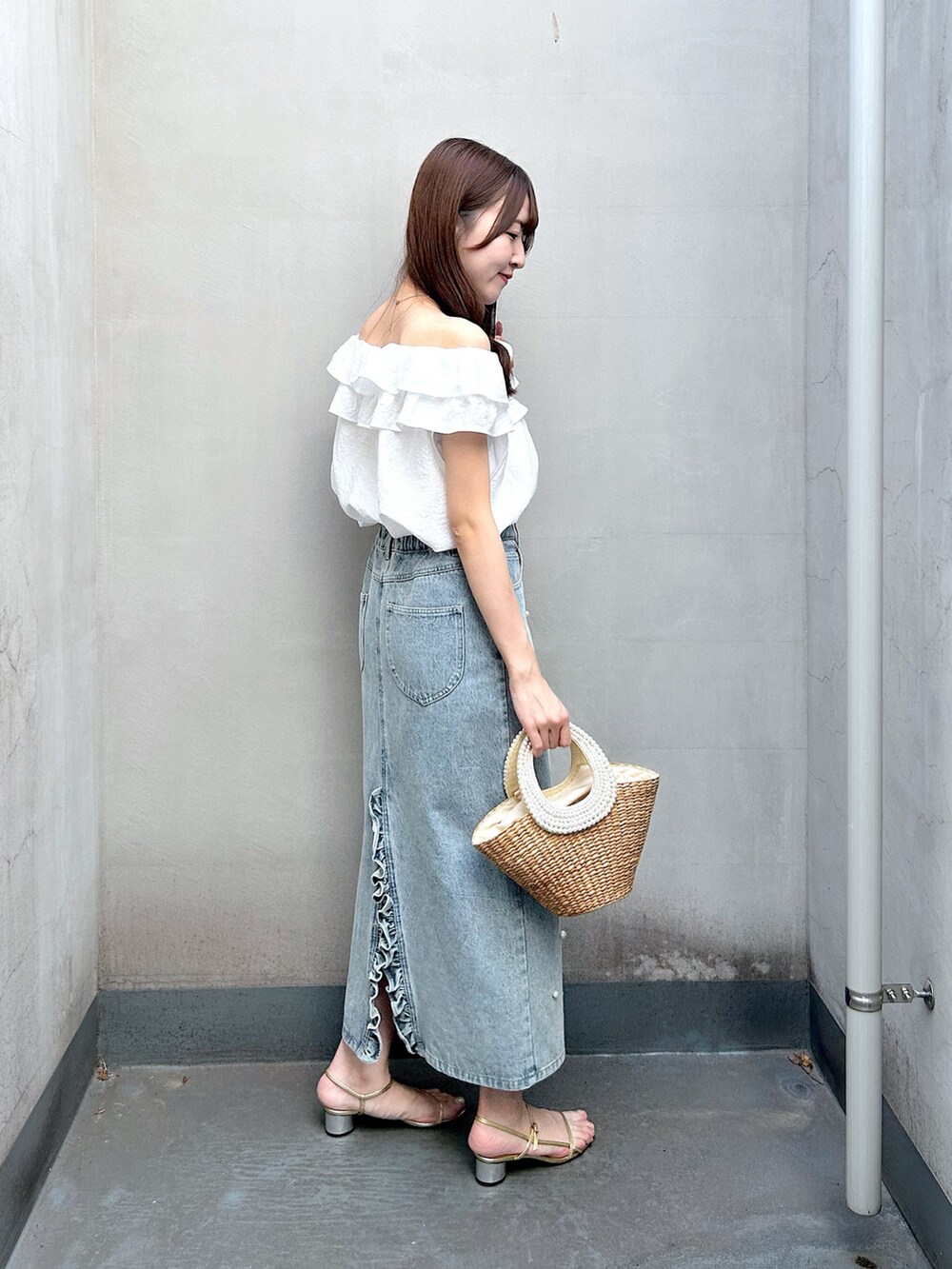 ホワイト系のシャツ/ブラウス、ブルー系のスカート、ベージュ系のかごバッグを着用したレディースの春コーディネートの3枚目の写真