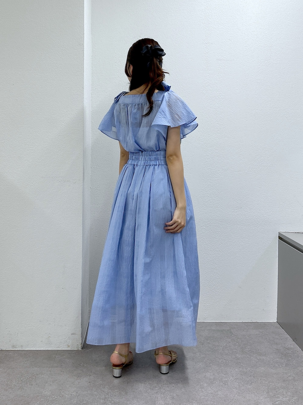 ブルー系のシャツ/ブラウス、ブルー系のスカートを着用したレディースの春コーディネートの3枚目の写真