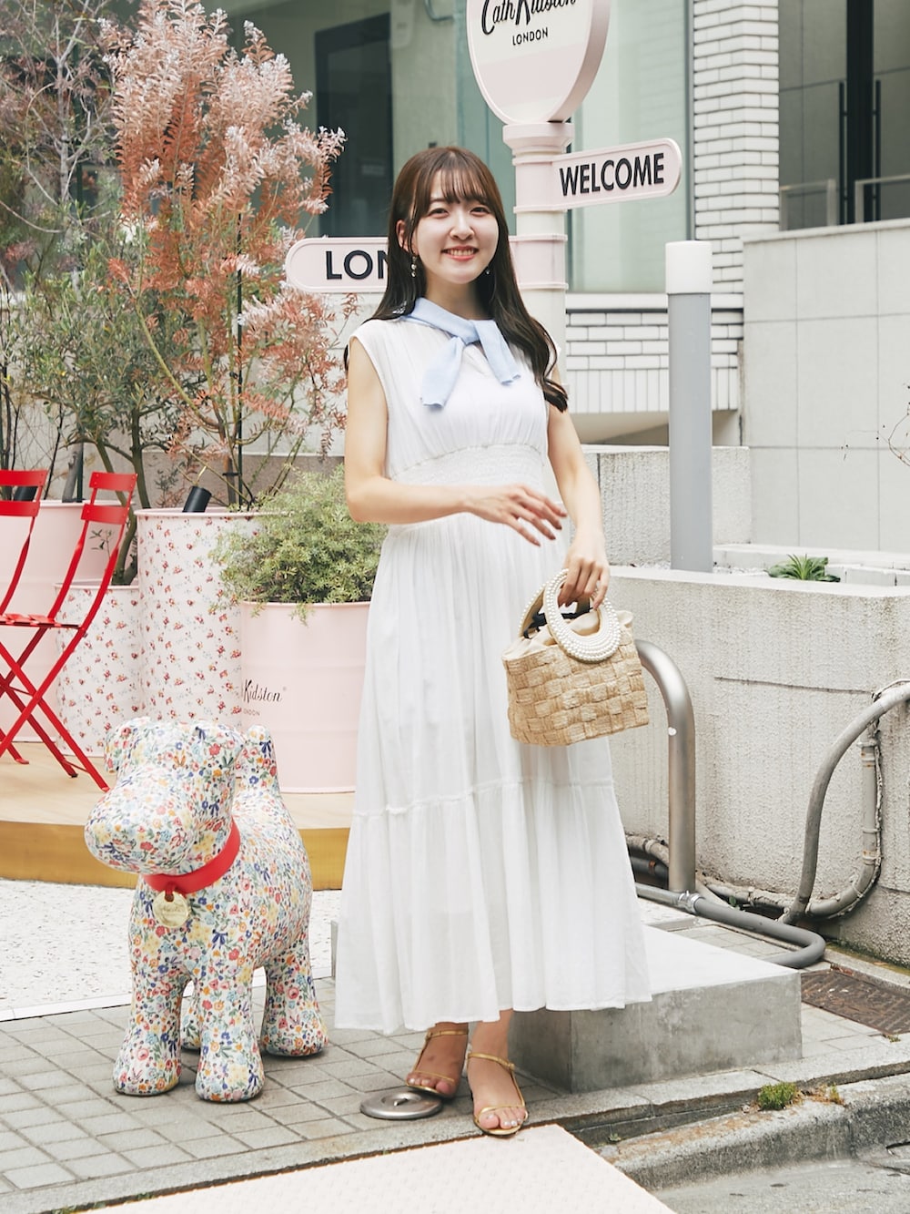 ホワイト系のワンピース、ブルー系のカーディガン/ボレロを着用したレディースの夏コーディネートの4枚目の写真